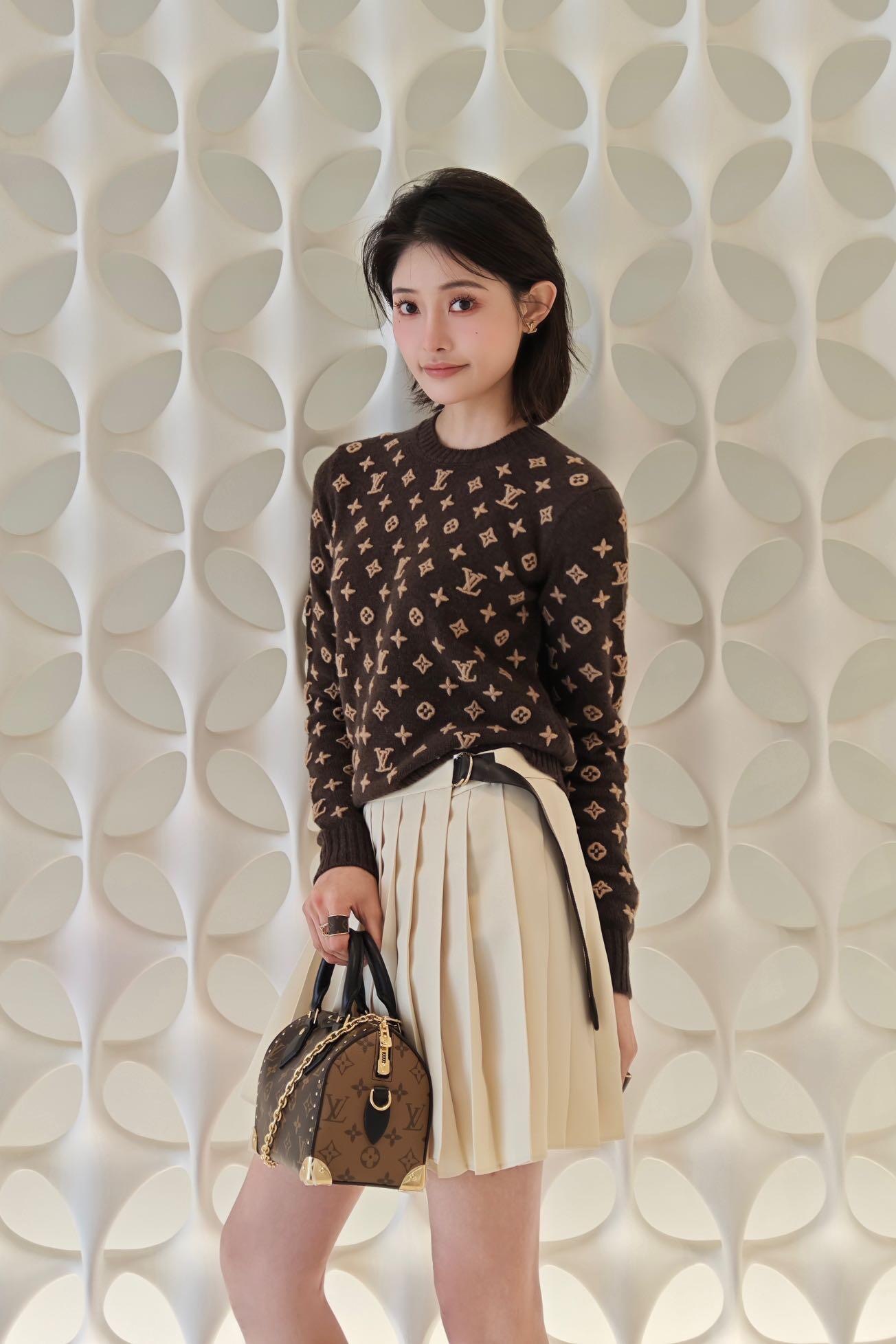 Louis Vuitton 3D Embossed Logo Cashmere Sweater - Early Autumn Collection 6 i1757748945243 6624 0 3
