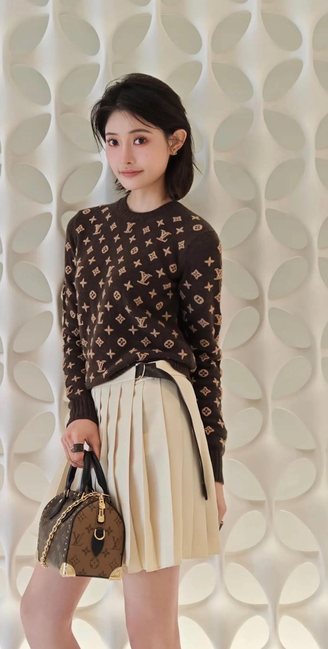 Louis Vuitton 3D Embossed Logo Cashmere Sweater - Early Autumn Collection 3 i1757748945246 1636 0 0
