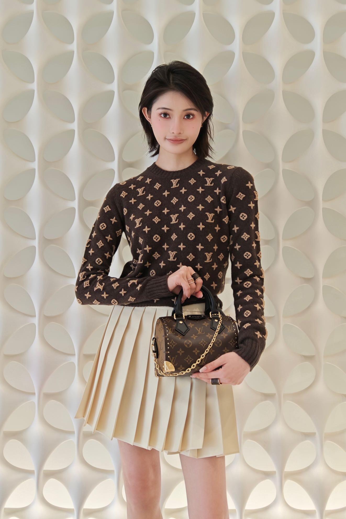 Louis Vuitton 3D Embossed Logo Cashmere Sweater - Early Autumn Collection 8 i1757748946238 3383 0 5