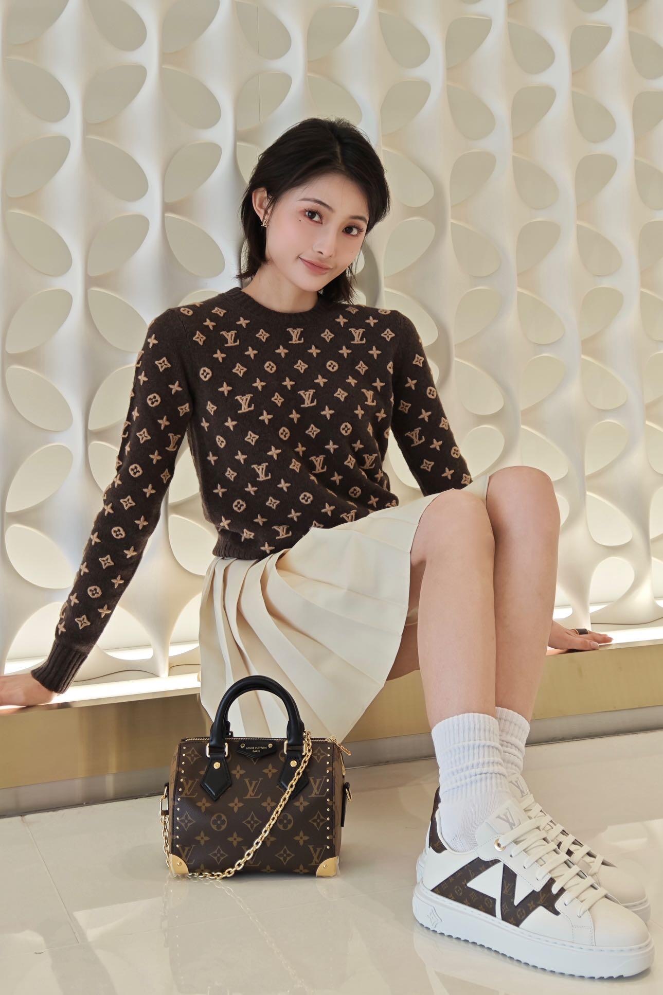 Louis Vuitton 3D Embossed Logo Cashmere Sweater - Early Autumn Collection 7 i1757748946238 4275 0 4