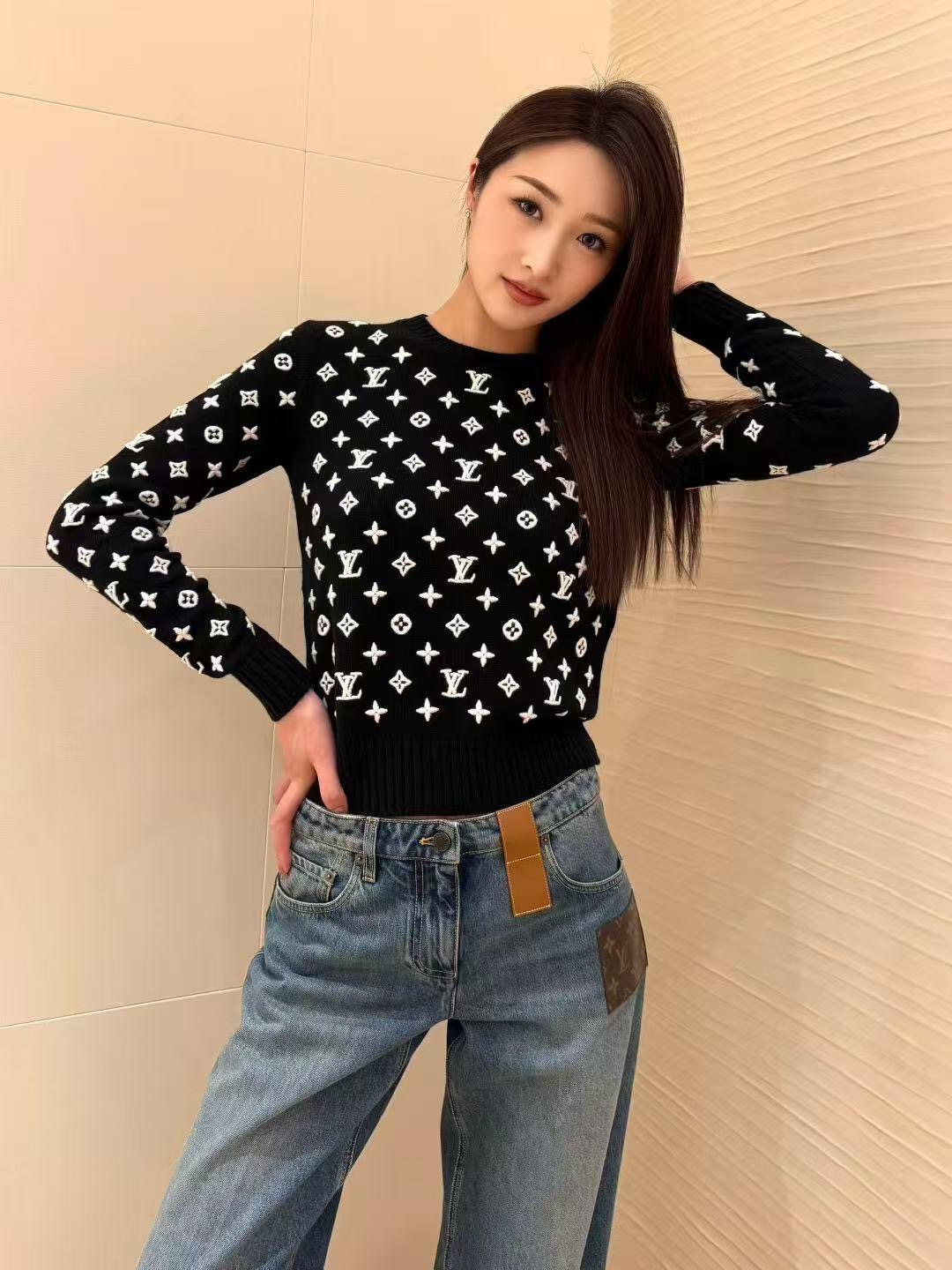 Louis Vuitton 3D Embossed Logo Cashmere Sweater - Early Autumn Collection 10 i1757748978837 7300 0 8