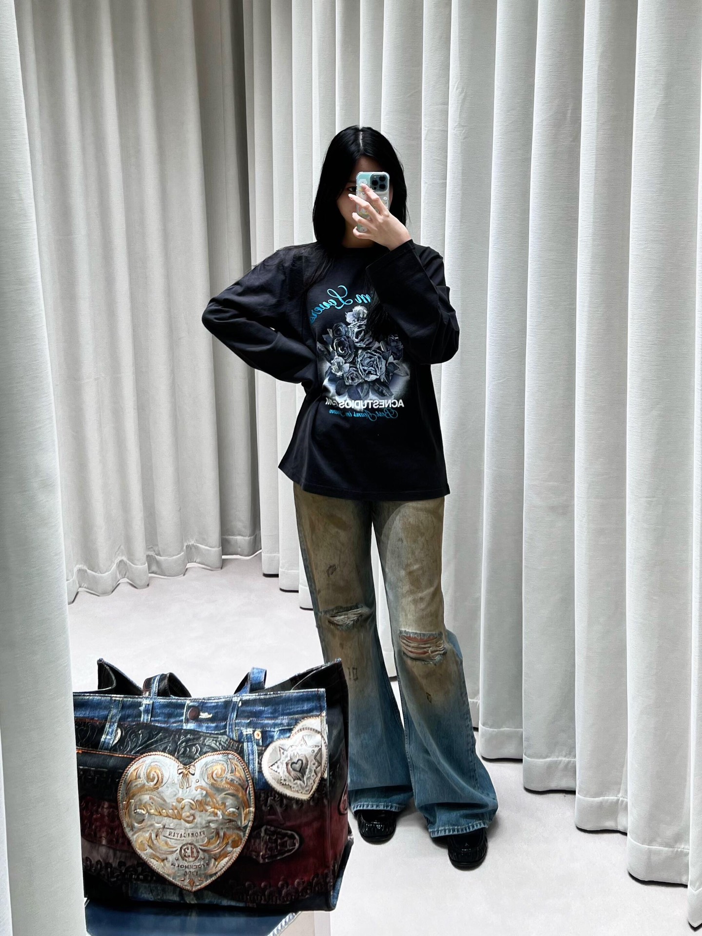 NO:501451,Acne Studio*s 25FW New Early Autumn Rose Printed Long Sleeve T-shirt | Exclusive high-end production!  Oversize The shoulder-falling style is lazy and casual. The cotton has been washed with enzymes and feels soft as a cloud, with a combination of old texture and breathing. Whether it is to wear it alone to create a sweet and cool style of 'missing the bottom' or a layered suit or denim jacket inside, it can easily adapt to multiple scenes in early autumn. It continues the brand's design core of 'subverting gender boundaries' this season, making the dark rose a gentle armor for cool girls. It is lazy and unstable, and is a 'high-end' styling tool in the early autumn wardrobe. SML is available in stock, acne studios, versace, jackets & coats, tees, t-shirt, business suit, alexander wang19860909Acne Studi*s 25FW 早秋新款 玫瑰印花长袖T恤丨独家高版出品！Oversize 落肩版型慵懒随性,棉经过酵素水洗处理,触感柔软如云朵,兼具做旧质感与呼吸感；无论是单穿打造“下衣失踪”甜酷风,还是内搭叠穿西装、牛仔外套,都能轻松适配早秋多场景穿搭.它延续品牌本季“颠覆性别界限”的设计内核,让暗黑玫瑰成为酷女孩的温柔铠甲,慵懒中透着不驯,是早秋衣橱里“一眼高级”的造型利器.现货发售SML,,acne studios,versace,jackets & coats,tees，t-shirt,business suit,alexander wang,Women's clothing