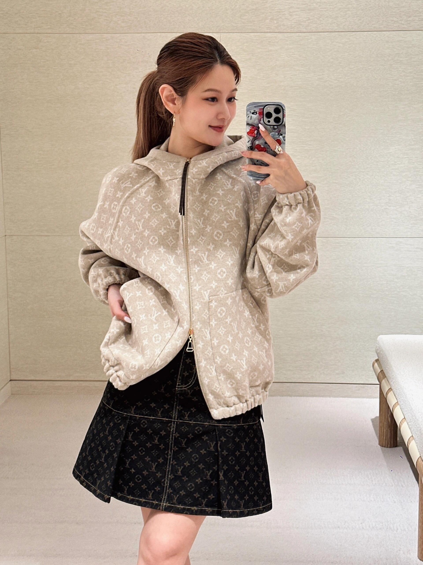 NO:501471,Louis Vuitto* 25Fw autumn and winter new style oatmeal double-sided wool jacket | Exclusive yb development!  High-end production!  92 wool + 7 cashmere + 1 mulberry silk!  It comes with a gentle filter. The double-sided design is super ingenious, with a simple and elegant side, and the other is full of classic elements, and the style is switched at will. The hood and zipper design are casual and neat, and the loose style is very friendly to the figure. Paired with a skirt, it can easily create an elegant and lively autumn look, which is a treasured item for changing seasonal outfits~ SML is available in stock, louis vuitton, skirts, jackets & coats, hats, alexander wang19860909Louis Vuitto* 25Fw秋冬新款 燕麦色双面穿羊毛外套丨独家yb开发！高版出品！92绵羊毛+7山羊绒+1桑蚕丝！自带温柔滤镜.双面设计超有巧思,一面简约大气,一面满印经典元素,风格随心切换.连帽与拉链设计,休闲又利落,宽松版型对身材超友好.搭配裙子,轻松打造出优雅又不失活力的秋日造型,是换季穿搭的宝藏单品～现货发售SML,,louis vuitton,skirts,jackets & coats,hats,alexander wang,Women's clothing