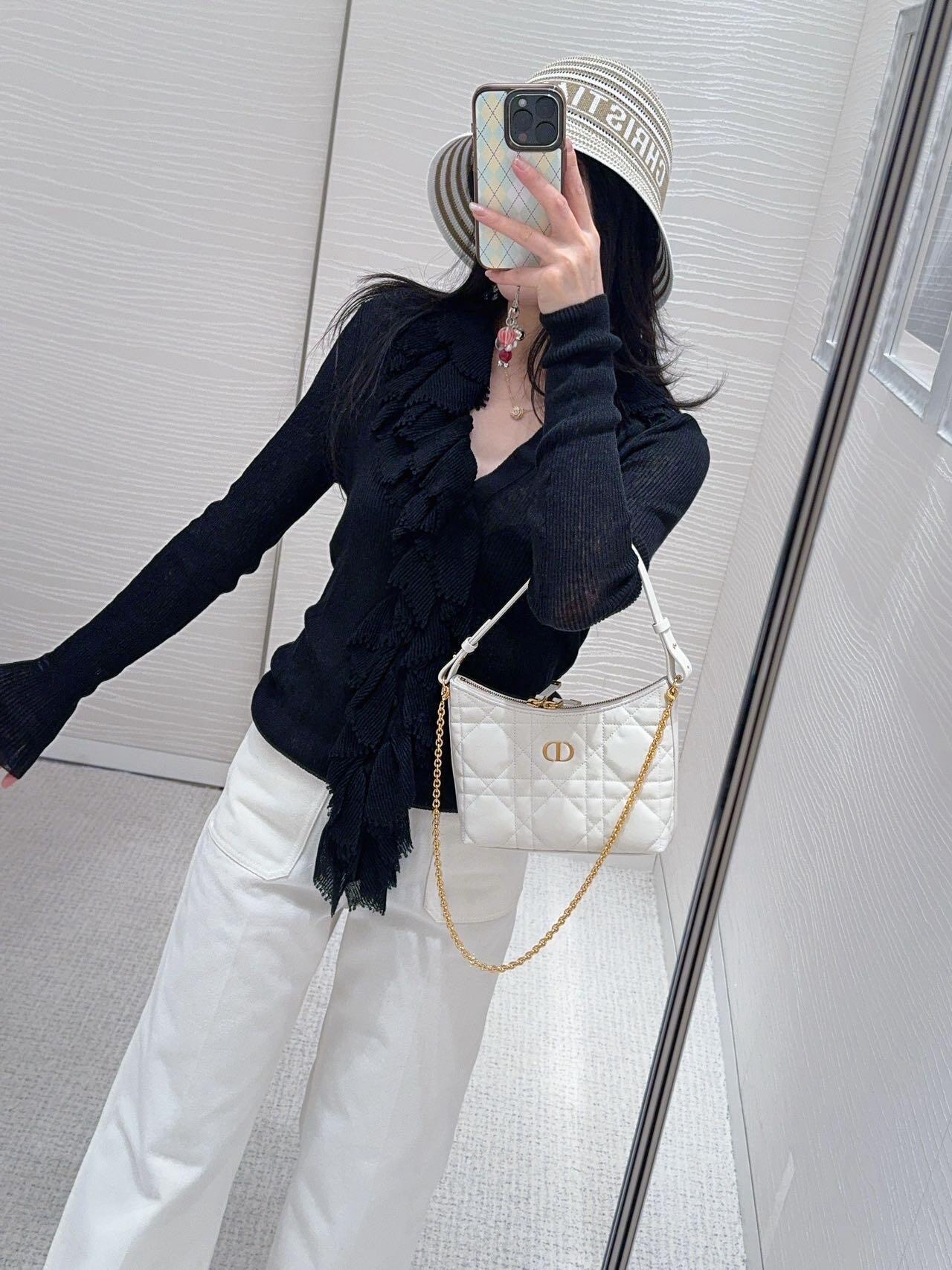 NO:502623,Dio* 25Fw autumn and winter show style, removable ruffled silk linen blend knitted cardigan丨Exclusive yb development!  High-end production!  The V-neck slim cardigan style is rich and elastic, slim and slim, and the body is very attractive. The single-side neckline and front closure can remove the heavy pleated lace. It is the finishing touch of the whole piece. The double-layer rippled ruffles are the perfect style!  YB open mold two-color logo lettering round buckle opening and closing is full of high-end feeling, very exquisite feeling, slim and practical, high-quality closed eyes~ S/M/L, dior, real silk, alexander wang19860909Dio* 25Fw秋冬秀款 可拆卸褶边真丝亚麻混纺针织开衫丨独家yb开发！高版出品！V领修身开襟衫版型,丰富弹性修身显瘦巨显身材,单侧领口和前襟搭配可以拆卸重磅裥褶花边属于整件的点睛之笔,全对版双层涟漪褶边提升整体高定风格！YB开模双色logo刻字圆扣开合高级感十足,很精致的感觉,版型显瘦又实穿,高品质闭眼入~现货发售S/M/L,,dior,real silk,alexander wang,Women's clothing