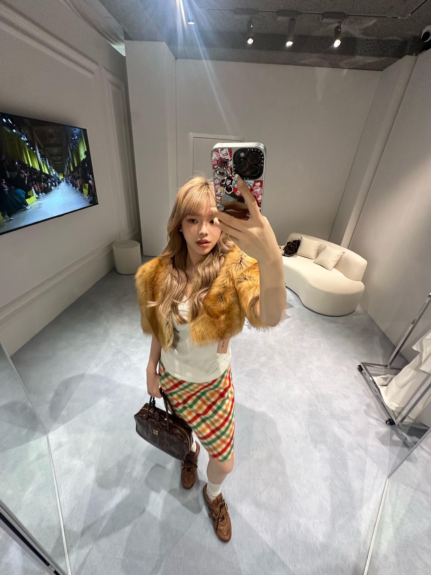 💰批230 🆕MiuMi* 25Fw秋冬新款 秀款彩色格纹羊毛半身裙丨⚠独家yb开发！高版出品！采用羊毛混纺面料，暖调红、绿、橙格纹交织白色基底，斜向纹理打破沉闷；呼应秀场“实用与华丽共生”的设计理念。直筒中长剪裁修饰腿部线条，从秀场搭配的紫色高领衫到日常叠穿的粉色T恤与羊羔毛外套，皆能演绎出兼具复古格韵与当代甜酷的多元风格，是秋冬造型中点亮整体的点睛之笔。现货发售S/M/L