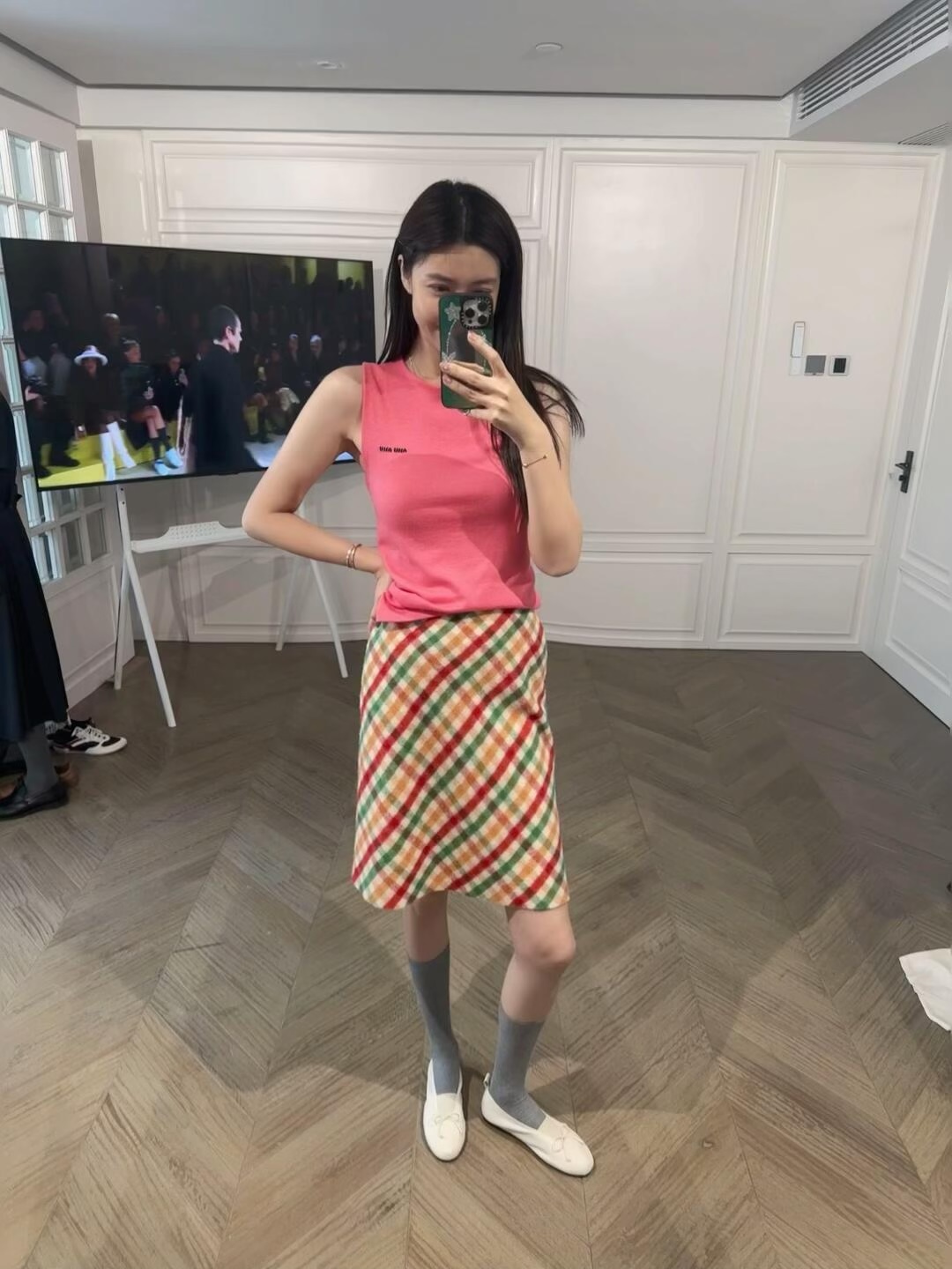 💰批230 🆕MiuMi* 25Fw秋冬新款 秀款彩色格纹羊毛半身裙丨⚠独家yb开发！高版出品！采用羊毛混纺面料，暖调红、绿、橙格纹交织白色基底，斜向纹理打破沉闷；呼应秀场“实用与华丽共生”的设计理念。直筒中长剪裁修饰腿部线条，从秀场搭配的紫色高领衫到日常叠穿的粉色T恤与羊羔毛外套，皆能演绎出兼具复古格韵与当代甜酷的多元风格，是秋冬造型中点亮整体的点睛之笔。现货发售S/M/L