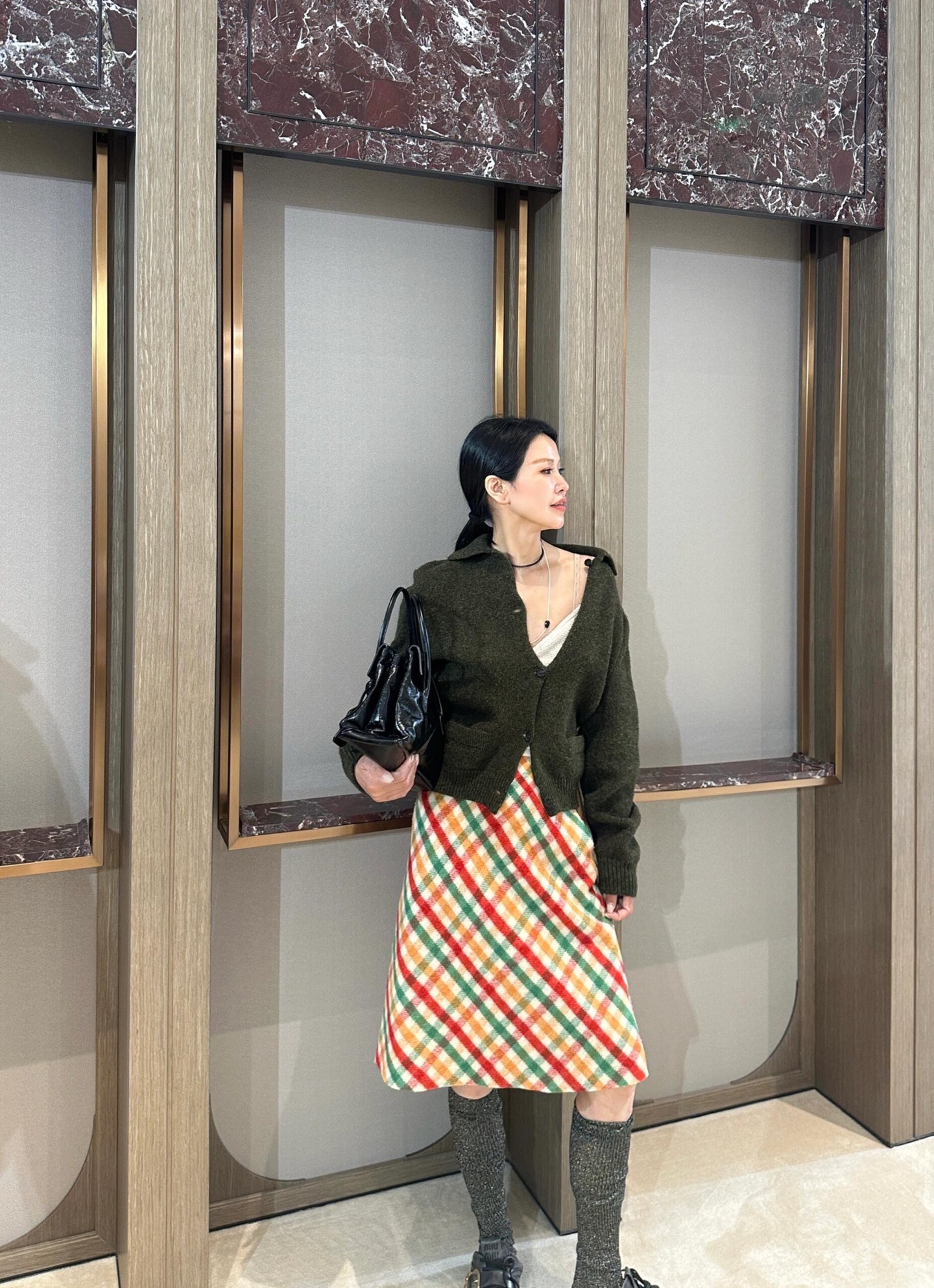 💰批230 🆕MiuMi* 25Fw秋冬新款 秀款彩色格纹羊毛半身裙丨⚠独家yb开发！高版出品！采用羊毛混纺面料，暖调红、绿、橙格纹交织白色基底，斜向纹理打破沉闷；呼应秀场“实用与华丽共生”的设计理念。直筒中长剪裁修饰腿部线条，从秀场搭配的紫色高领衫到日常叠穿的粉色T恤与羊羔毛外套，皆能演绎出兼具复古格韵与当代甜酷的多元风格，是秋冬造型中点亮整体的点睛之笔。现货发售S/M/L