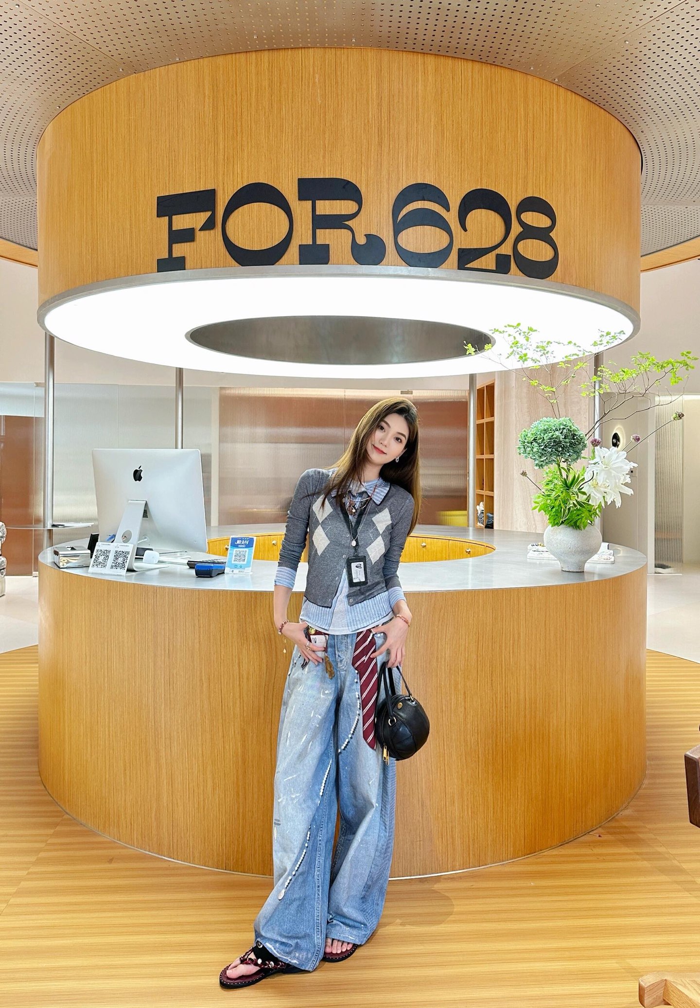 💰批250 🆕Fordar* 25Fw秋冬新款 领带工牌印花牛仔长裤丨⚠独家高版出品！选用水洗浅蓝牛仔布，做旧磨白与泼墨涂鸦交织出复古肌理，宽松阔腿剪裁藏肉显瘦，行走间自带“走路带风”的松弛气场；腰间酒红条纹领带似随性系就，搭配工牌卡套、迷你挂饰把职场符号玩转出朋克感；补丁、磨边等细节延续品牌“破坏式精致”，从cityboy叠穿到甜酷女孩混搭都能适配，堪称“一条裤子讲完一个叛逆通勤故事”的吸睛单品。现货发售S/M/L