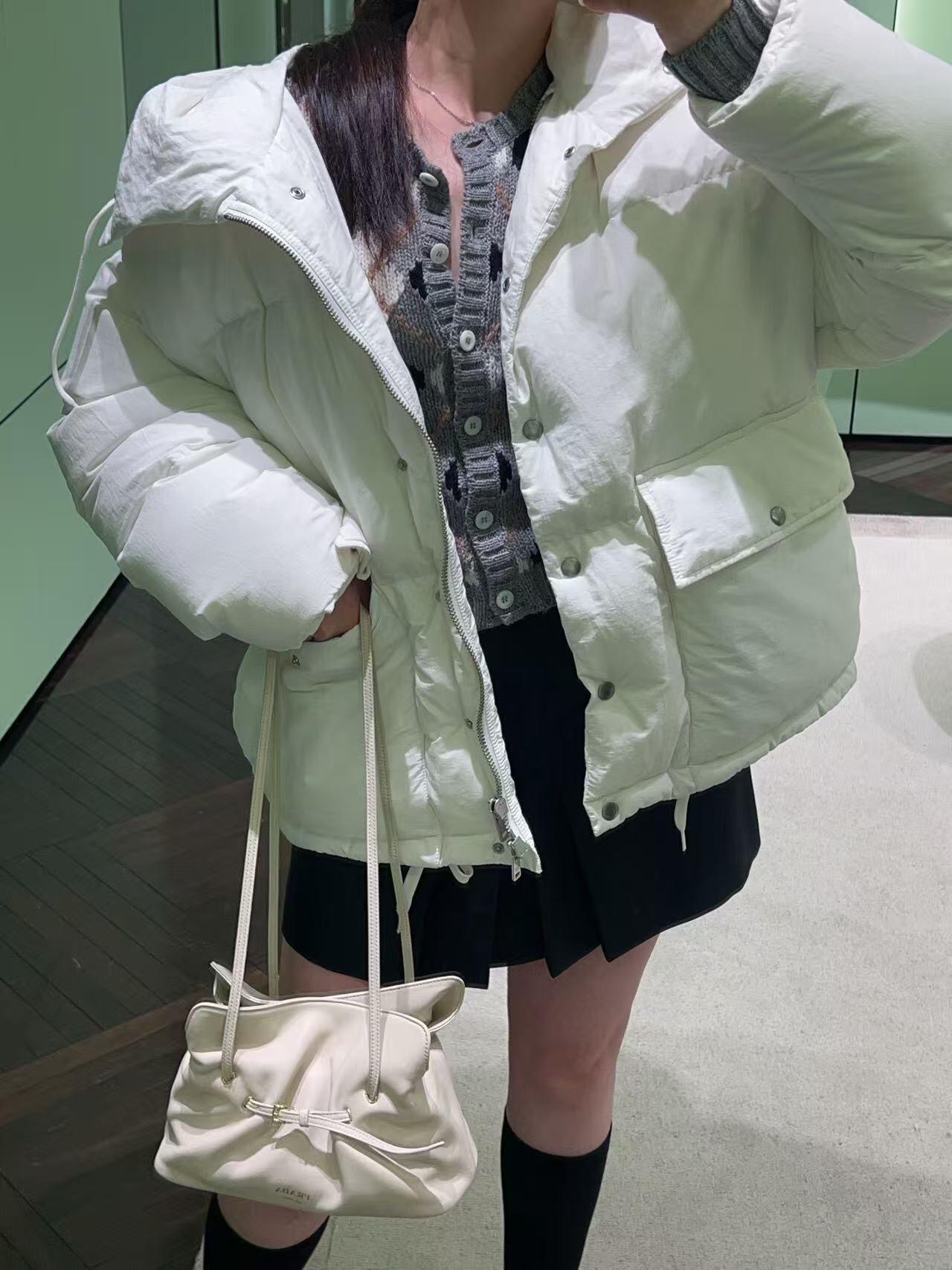 💰批690 🆕Prad* 25Fw秋冬新款 三角徽标白色连帽夹克羽绒服丨⚠独家yb开发！高版出品！采用品牌标志性的 Re-Nylon 再生尼龙面料（由海洋回收塑料净化再生而成），兼具防水功能性与柔和哑光质感，米白色调在秋冬衣橱中更显干净高级；70%鹅绒填充饱满蓬松，连帽带抽绳可调节松紧，下摆抽绳自由控制廓形；双侧大贴袋兼具工装实用性与视觉层次感，日常出行随手置物便利又时髦。现货发售S/M/L