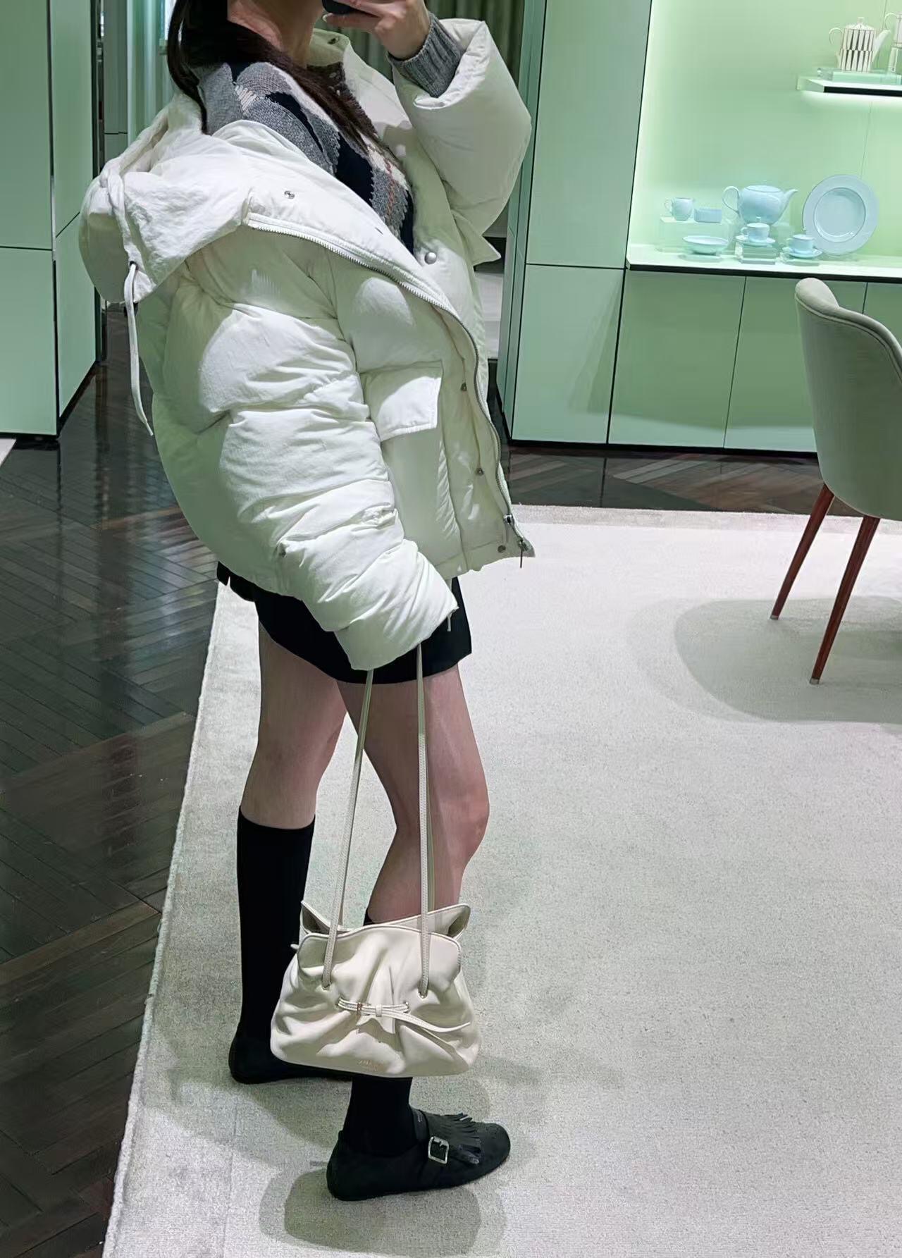 💰批690 🆕Prad* 25Fw秋冬新款 三角徽标白色连帽夹克羽绒服丨⚠独家yb开发！高版出品！采用品牌标志性的 Re-Nylon 再生尼龙面料（由海洋回收塑料净化再生而成），兼具防水功能性与柔和哑光质感，米白色调在秋冬衣橱中更显干净高级；70%鹅绒填充饱满蓬松，连帽带抽绳可调节松紧，下摆抽绳自由控制廓形；双侧大贴袋兼具工装实用性与视觉层次感，日常出行随手置物便利又时髦。现货发售S/M/L