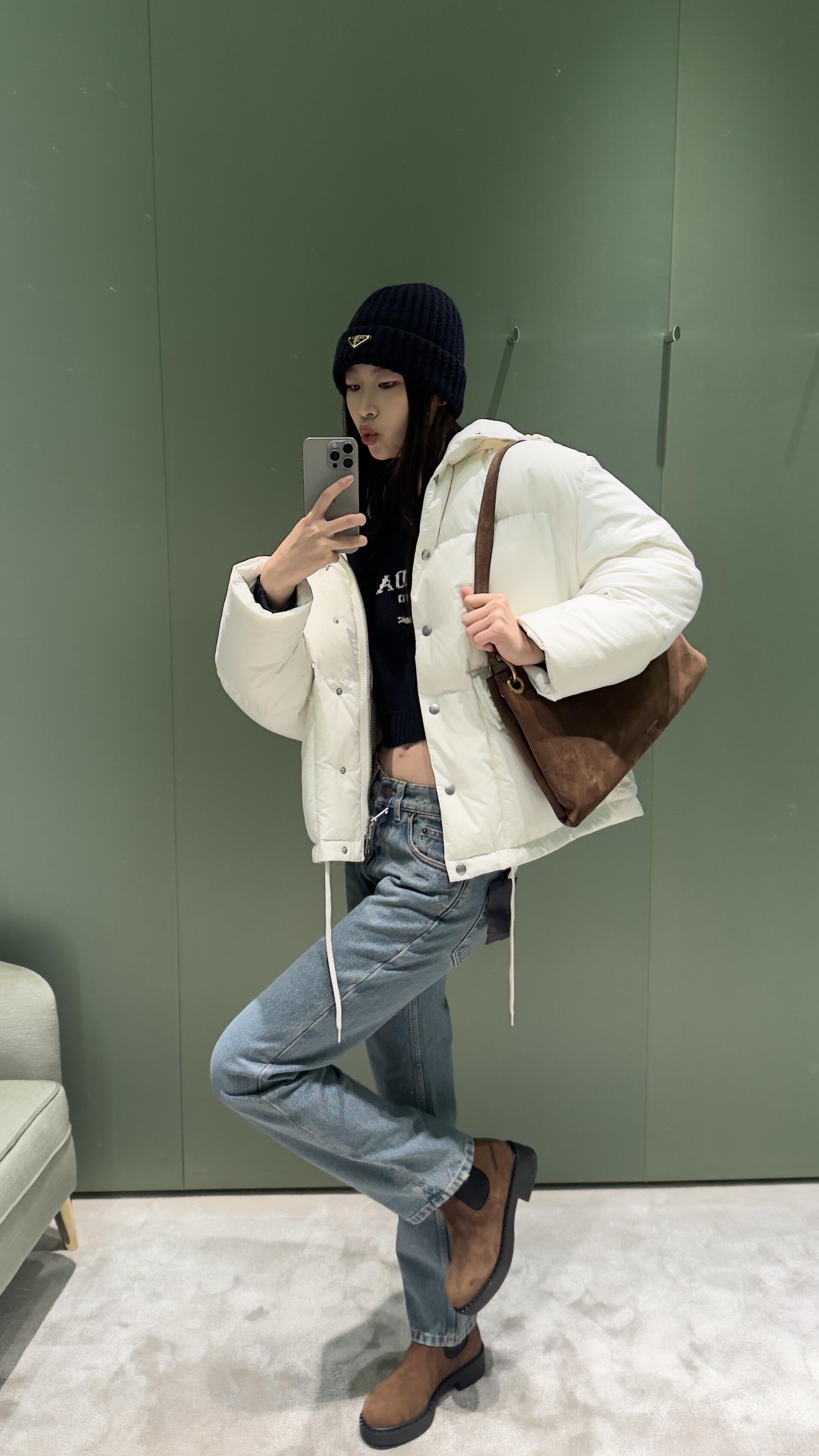 💰批690 🆕Prad* 25Fw秋冬新款 三角徽标白色连帽夹克羽绒服丨⚠独家yb开发！高版出品！采用品牌标志性的 Re-Nylon 再生尼龙面料（由海洋回收塑料净化再生而成），兼具防水功能性与柔和哑光质感，米白色调在秋冬衣橱中更显干净高级；70%鹅绒填充饱满蓬松，连帽带抽绳可调节松紧，下摆抽绳自由控制廓形；双侧大贴袋兼具工装实用性与视觉层次感，日常出行随手置物便利又时髦。现货发售S/M/L