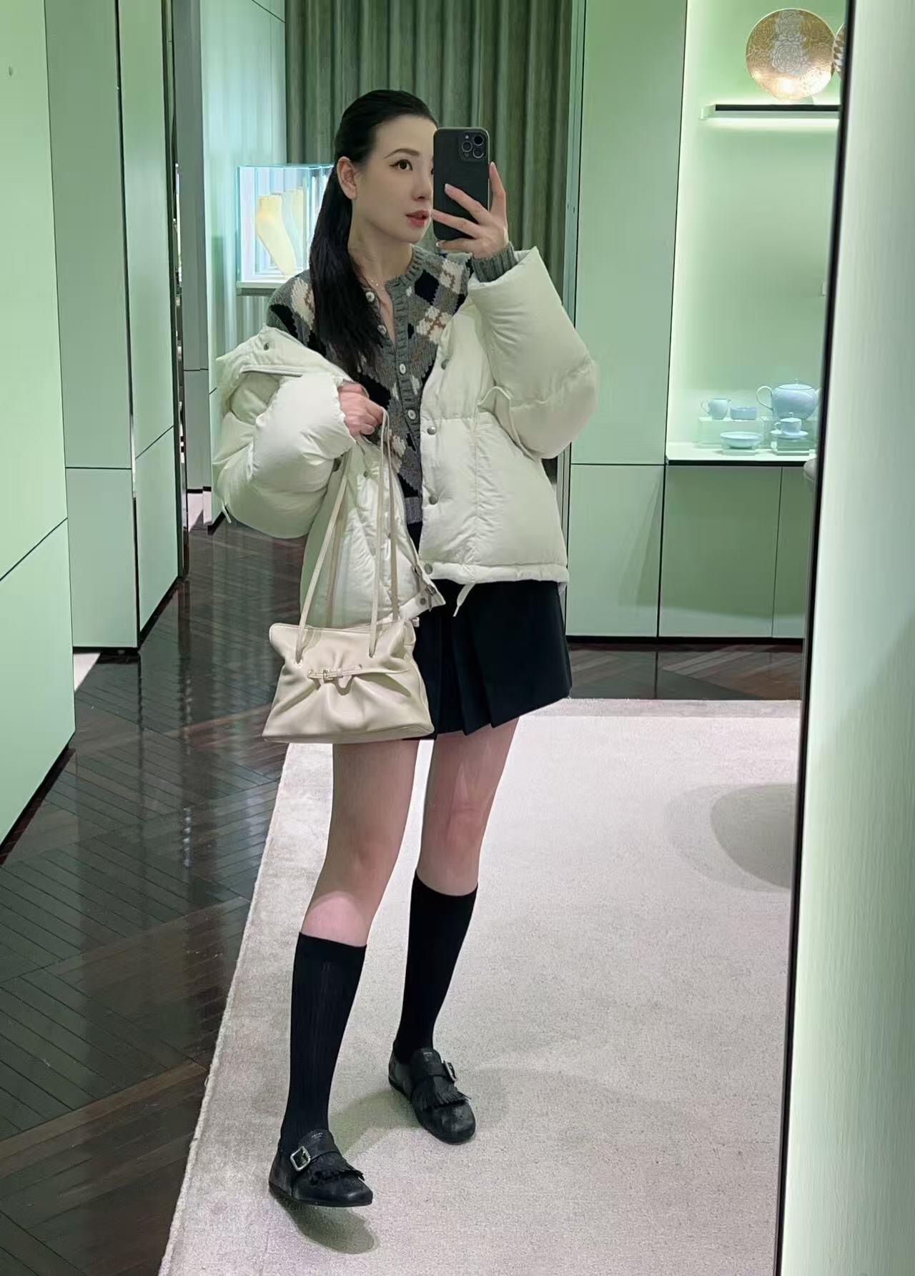 💰批690 🆕Prad* 25Fw秋冬新款 三角徽标白色连帽夹克羽绒服丨⚠独家yb开发！高版出品！采用品牌标志性的 Re-Nylon 再生尼龙面料（由海洋回收塑料净化再生而成），兼具防水功能性与柔和哑光质感，米白色调在秋冬衣橱中更显干净高级；70%鹅绒填充饱满蓬松，连帽带抽绳可调节松紧，下摆抽绳自由控制廓形；双侧大贴袋兼具工装实用性与视觉层次感，日常出行随手置物便利又时髦。现货发售S/M/L
