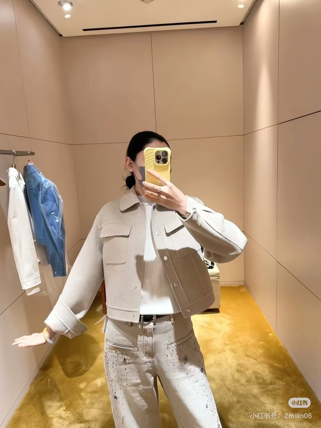 NO:502662,Hermè* 25Fw autumn and winter new style, white, rich and beautiful must-have cashmere short jacket | Exclusive yb development!  High-end production!  Pure handmade double-sided cashmere splicing thread design, classic H-close short style with elegant and handsome style, not picky for people, and is capable in style!  A versatile and fashionable upper body looks slim and tall!  The imported fabric has a wide and stylish texture!  Perfect workmanship quality depends on details, S/M/L is available in stock, hermes, jackets & coats, jackets & coats, alexander wang19860909Hermè* 25Fw秋冬新款 白富美必入羊绒短夹克外套丨独家yb开发！高版出品！纯手工制作双面尼羊绒拼接螺纹设计,经典H收摆小短款版型优雅帅气 不挑人版型气质干练！百搭时髦上身显瘦又高挑！进口面料羊绒质感挺阔有型！完美做工品质看细节,现货发售S/M/L,,hermes,jackets & coats,jackets & coats,alexander wang,Women's clothing