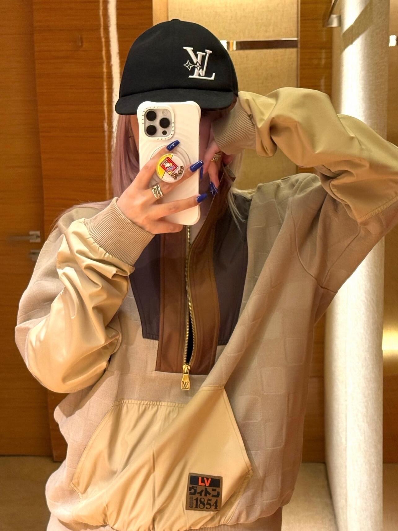 NO:502657,Louis Vuitto* 25Fw autumn and winter new style, rice camel color chessboard plaid jacquard half zipper stand collar sweatshirt丨Exclusive yb development!  High-end production!  Half-open zipper is easy to put on and take off, and the extra large kangaroo pocket!  The retro style 'LV' badge embroidery on the chest and hem is low-key to echo the brand's century-old genes and break the solid color monotony. Oversized tailoring is suitable for a diverse body. The details of this sweatshirt are made of 'chessboard dark patterns + nylon splicing' and are eye-catching tools for layered design in autumn and winter. S/M/L is available in stock, louis vuitton, louis vuitton, versace, hoodie, sweatshirts, alexander wang19860909Louis Vuitto* 25Fw秋冬新款 米驼色棋盘格提花半拉链立领卫衣丨独家yb开发！高版出品！半开拉链方便穿脱,超大袋鼠口袋！胸前与下摆处的复古风“LV”徽章刺绣,低调呼应品牌百年基因,打破纯色单调.Oversized 剪裁适配多元身材,这件卫衣用“棋盘格暗纹+尼龙拼接”的细节,是秋冬叠穿造型的吸睛利器.现货发售S/M/L,,louis vuitton,louis vuitton,versace,hoodie,sweatshirts,alexander wang,Women's clothing