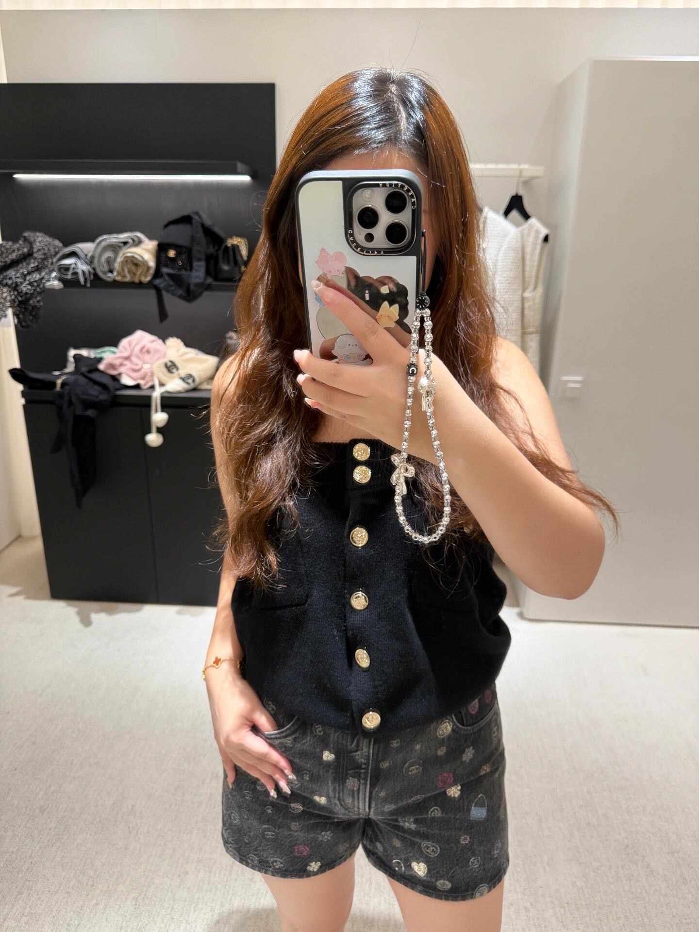 Chanel 25B Graffiti Denim Shorts - Chic, High-Waisted, and Fashionable 4 i1757996811297 6363 0 3