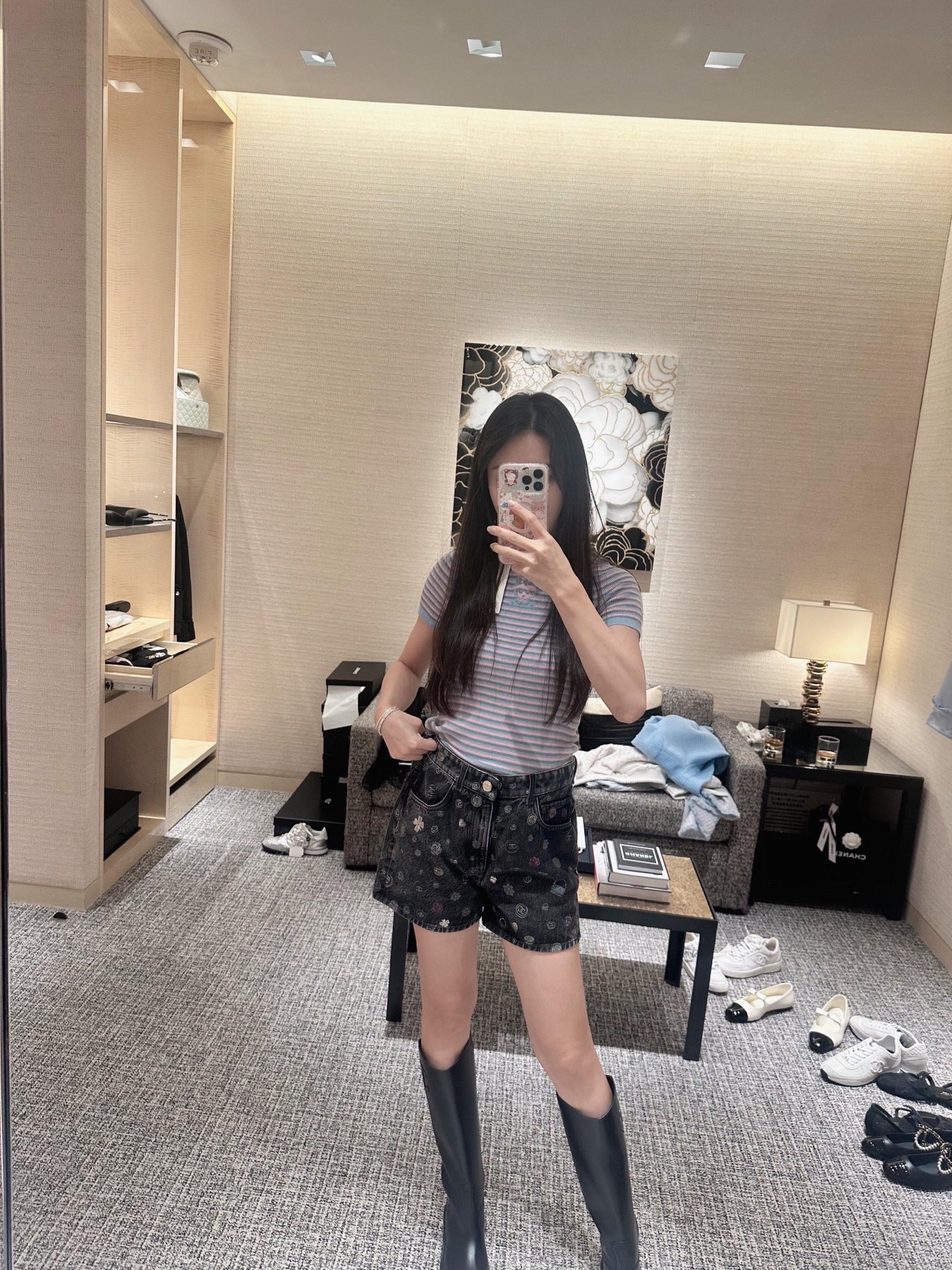 Chanel 25B Graffiti Denim Shorts - Chic, High-Waisted, and Fashionable 1 i1757996811687 6978 0 0