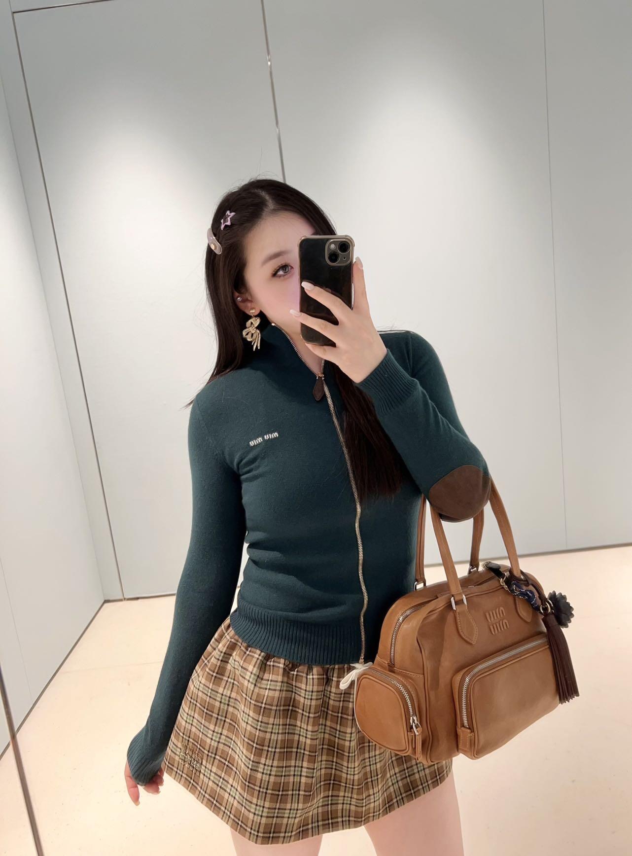 NO:505227,MiuMi* 25Fw early autumn new style dark green zipper stand-alone cashmere knit cardigan | Exclusive yb development!  High-end production!  High-luxury cashmere fabric is made of soft and glutinous as clouds, warm and skin-friendly, elegant and high-end wear in early autumn, and layered in late autumn can also firmly support the texture. The stand-up collar zipper design is neat and retro, and the metal zipper and dark green cashmere form a sharp contrast. The exquisite MiuMiu brand logo on the chest is low-key to show your identity, and the splicing details on the elbow are even more ingenious, so you can easily grasp the high-end girlish feeling that is intertwined with retro and sweetness. S/M/L is available in stock, miumiu, alexander wang19860909MiuMi* 25Fw早秋新款 墨绿色拉链立领羊绒针织开衫丨独家yb开发！高版出品！采用高奢山羊绒面料,触感软糯如云朵,保暖性与亲肤性兼具,早秋单穿优雅高级,深秋叠穿也能稳稳承托质感.立领拉链设计利落又复古,金属拉链与墨绿色羊绒形成鲜明对比,胸前精致的MiuMiu品牌标识低调彰显身份,肘部的拼接细节更是暗藏巧思,轻松拿捏复古与甜酷交织的高级少女感.现货发售S/M/L,,miumiu,alexander wang,Women's clothing