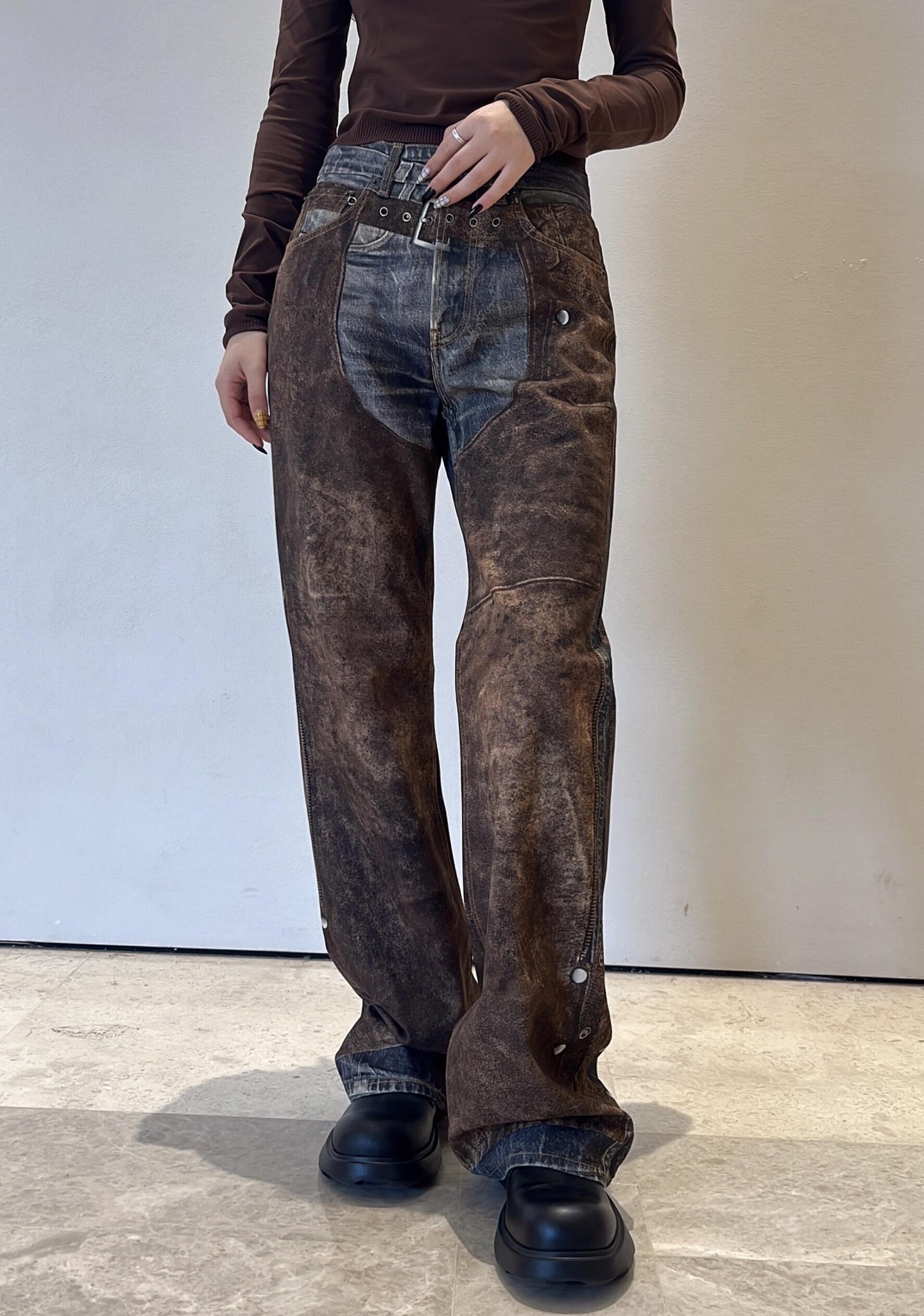 NO:504069,Acne Studio*s 25FW early autumn new style tome print mid-waist loose straight jean trousers | Exclusive yb development!  High-end production!  The same style for men and women, with the tomega print of old denim and retro leather as the core, the texture and color of the two materials are seamlessly integrated. The metal buckle on the front adds a cool layer, the zipper and rivet design of the trouser legs hide the punk gene, and the lace elements of the back waist inject a hint of retro romance into the whole. Wear the denim into a salty and sweet art item. On sale in stock 42/44/46/48, acne studios, alexander wang19860909Acne Studi*s 25FW早秋新款 错视印花中腰宽松直筒牛仔长裤丨独家yb开发！高版出品！男女同款,以做旧牛仔与复古皮革的错视印花为核心,将两种材质的纹理、色泽天衣无缝地融合,前襟金属扣带增添酷感层次,裤脚的拉链与铆钉设计暗藏朋克基因,后腰的系带元素则为整体注入一丝复古浪漫.把牛仔穿成可盐可甜的艺术单品.现货发售42/44/46/48,,acne studios,alexander wang,Women's clothing