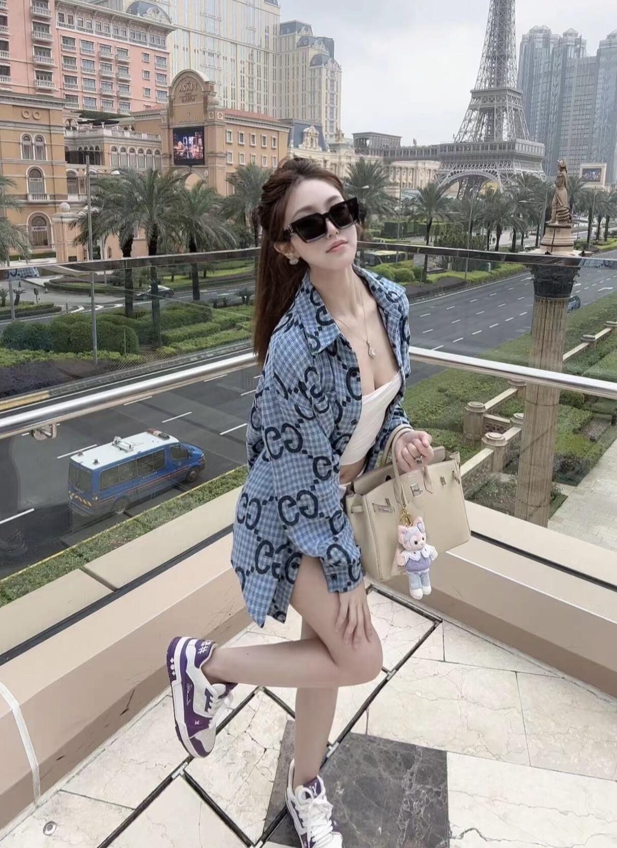 NO:504074,Gucc* 25FW early autumn new style haze blue fine check long-sleeved shirt丨Exclusive high-end production!  Customized double G jacquard fabric, cotton and linen material, high-quality plaid cut, front button placket, pointed collar collar design, front chest patch pocket, blue jacquard pattern effect in the inner lining, short front and long rear style design, same style for men and women, on-site S/M/L, gucci,shirts,alexander wang19860909Gucc* 25FW早秋新款 雾霾蓝细格纹长袖衬衫丨独家高版出品！定制满身双G提花面料,棉麻材质,高品质对格剪裁,正面纽扣门襟,尖领衣领设计,前胸贴布口袋 ,内里蓝色提花花纹效果,前短后长版型设计 男女同款 现货发售S/M/L,,gucci,shirts,alexander wang,Women's clothing