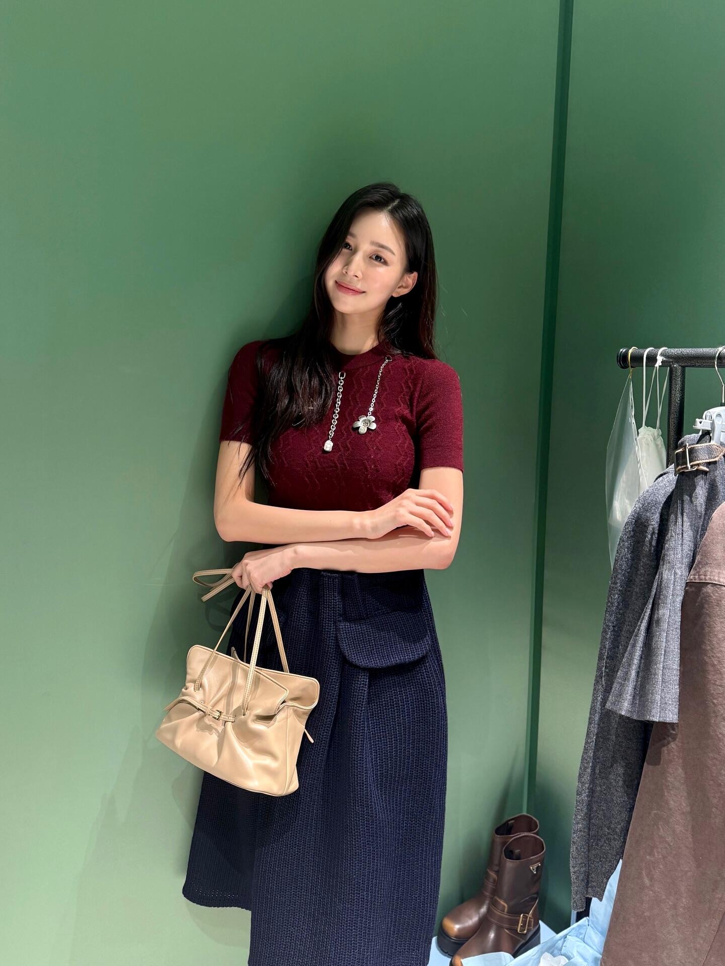 NO:504082,Prad* 25Fw early autumn new style short pendant short sleeve wool knitted sweater丨Exclusive yb development!  High-end production!  One of the most designed items this season. Based on the knitted fabric, a variety of metal chain pendants are innovatively matched with geometric shapes, flower shapes and pearl shapes. These pendants are connected to the sweater through chains, adding a strong sense of avant-garde art to the overall shape and breaking the monotony of traditional knitted sweaters. S/M/L is available in stock, prada, sweaters, T-shirt, alexander wang19860909Prad* 25Fw早秋新款 短款吊坠短袖羊毛针织毛衣丨独家yb开发！高版出品！本季极具设计感的单品之一.在针织面料的基础上,创新性地搭配了多组金属链条吊坠装饰,包括几何造型、花朵造型以及珍珠造型的吊坠,这些吊坠通过链条与毛衣连接,为整体造型增添了强烈的前卫艺术感,打破了传统针织毛衣的单调感.现货发售S/M/L,,prada,sweaters,T-shirt,alexander wang,Women's clothing