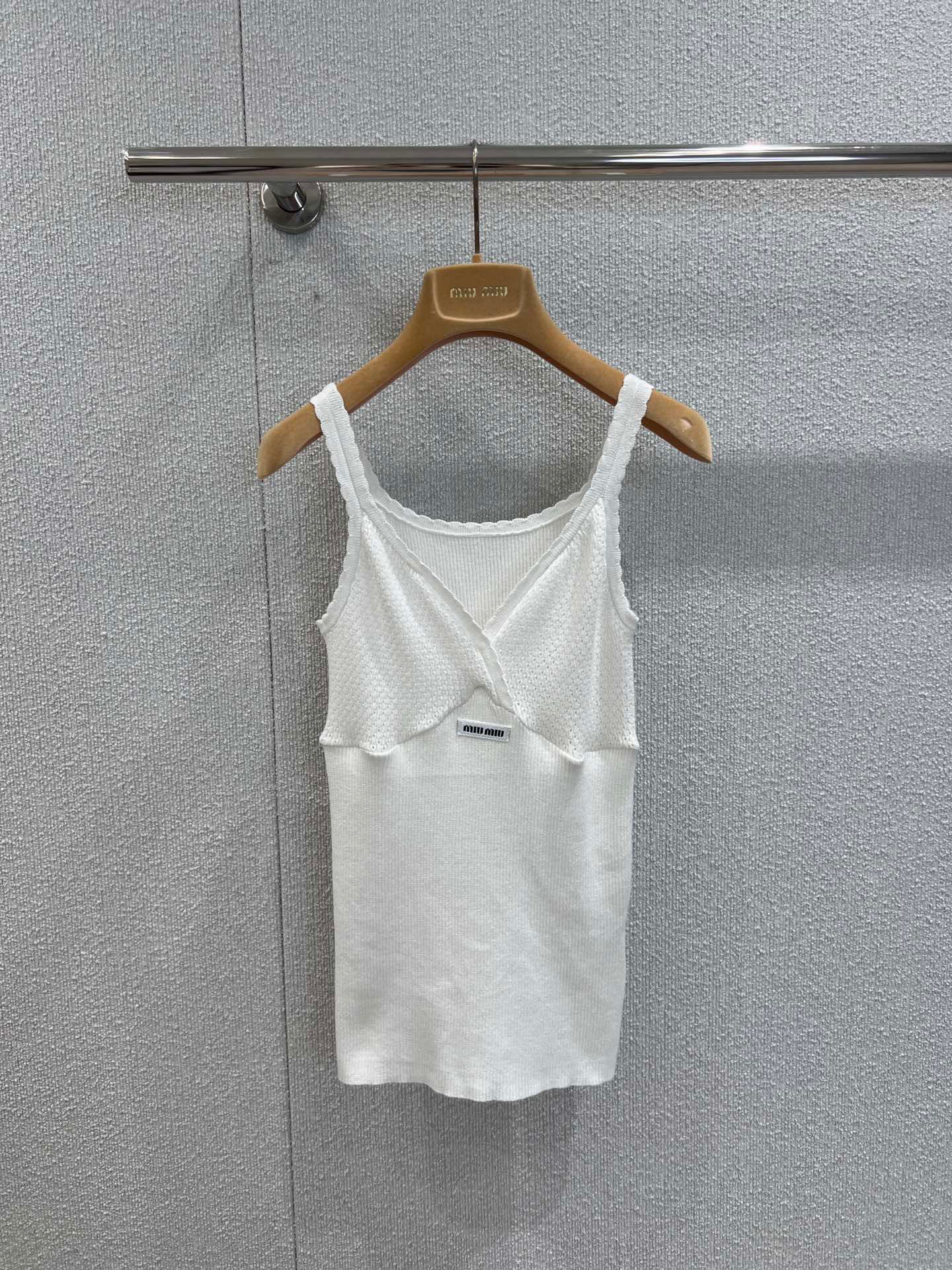 NO:547771,Support replacement Miumi* 25Ss spring and summer new style, thin shoulder knitted suspender vest丨Exclusive high-end production!  Custom imported cotton woven, comfortable texture, elastic slim fit, smooth cut, thin shoulder suspender vest style, simple and atmospheric cut, vest color fabric, neckline and chest outline with white lace, echoing letter logo, rich design levels, highlighting brand style, making the simple and elegant elements more low-key and luxurious. Elastic fabric easily outlines the waist, wears good proportions, and shows more advanced texture. A suspender vest suitable for vacation can also surpass different occasions!  S/M/L real photos, miumiu, alexander wang19860909支持换款 Miumi* 25Ss春夏新款 细肩针织吊带背心丨独家高版出品！定制进口棉纶织造 质感舒适 弹力修身 裁剪垂顺流畅 细肩吊带背心版型 裁剪简约大气 通体素色面料 领口与胸前以白色花边勾勒 呼应字母徽标 丰富设计层次 突出品牌格调 让素雅元素更显低调奢华 弹力面料轻松勾勒腰身 穿出好比例 更显高级质感 一款适合度假也可凌驾不同场合吊带背心！现货发售S/M/L实拍细节图,,miumiu,alexander wang,Women's clothing