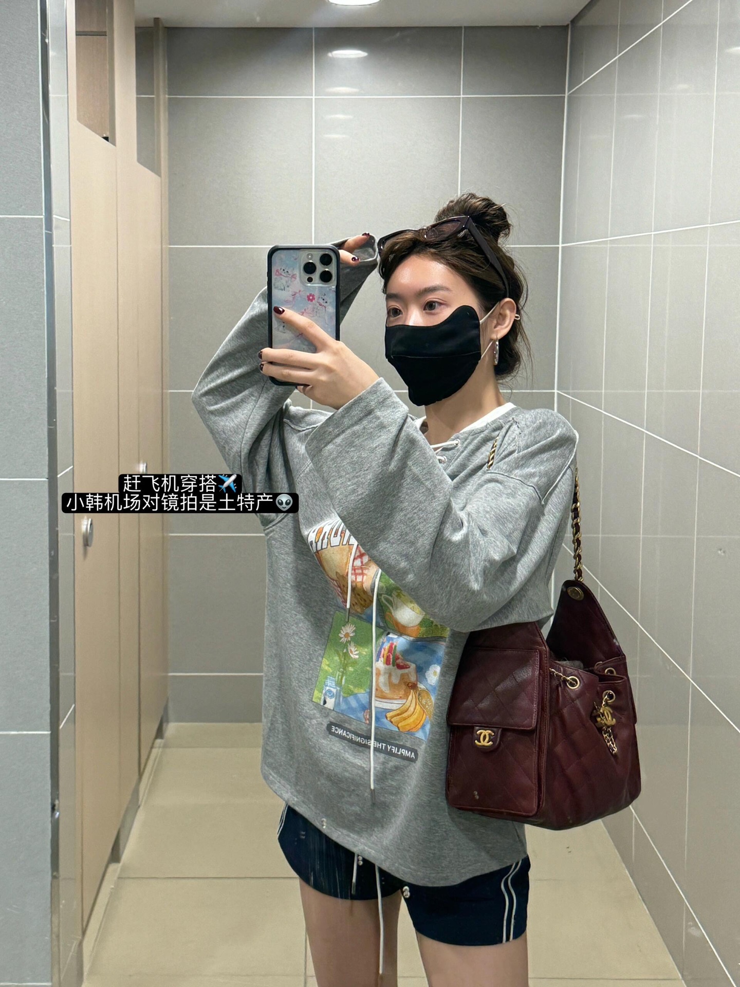 NO:504117,Alexia Sa*dra 25Fw early autumn new style printed neckline long-sleeved T-shirt | Exclusive high-end production!  The white lace can be adjusted freely and the four-frame comic-style food and floral patterns in the letters are eye-catching and eye-catching, allowing the outfit to instantly get rid of monotony. The loose long-sleeved style is friendly to all kinds of figures, soft and skin-friendly fabrics are comfortable and crisp, and can be easily controlled when going out or commuting on a daily basis. S/M/L, tees, t-shirt, alexander wang19860909Alexia Sa*dra 25Fw早秋新款 印花系带领口长袖T恤丨独家高版出品！白色系带可自由调节松紧,字母四格漫画式的美食与花卉图案,醒目吸睛让穿搭瞬间摆脱单调.宽松落肩的长袖版型对各种身材友好,柔软亲肤的面料兼具舒适与挺括,日常出街或通勤都能轻松驾驭.现货发售S/M/L,,tees，t-shirt,alexander wang,Women's clothing