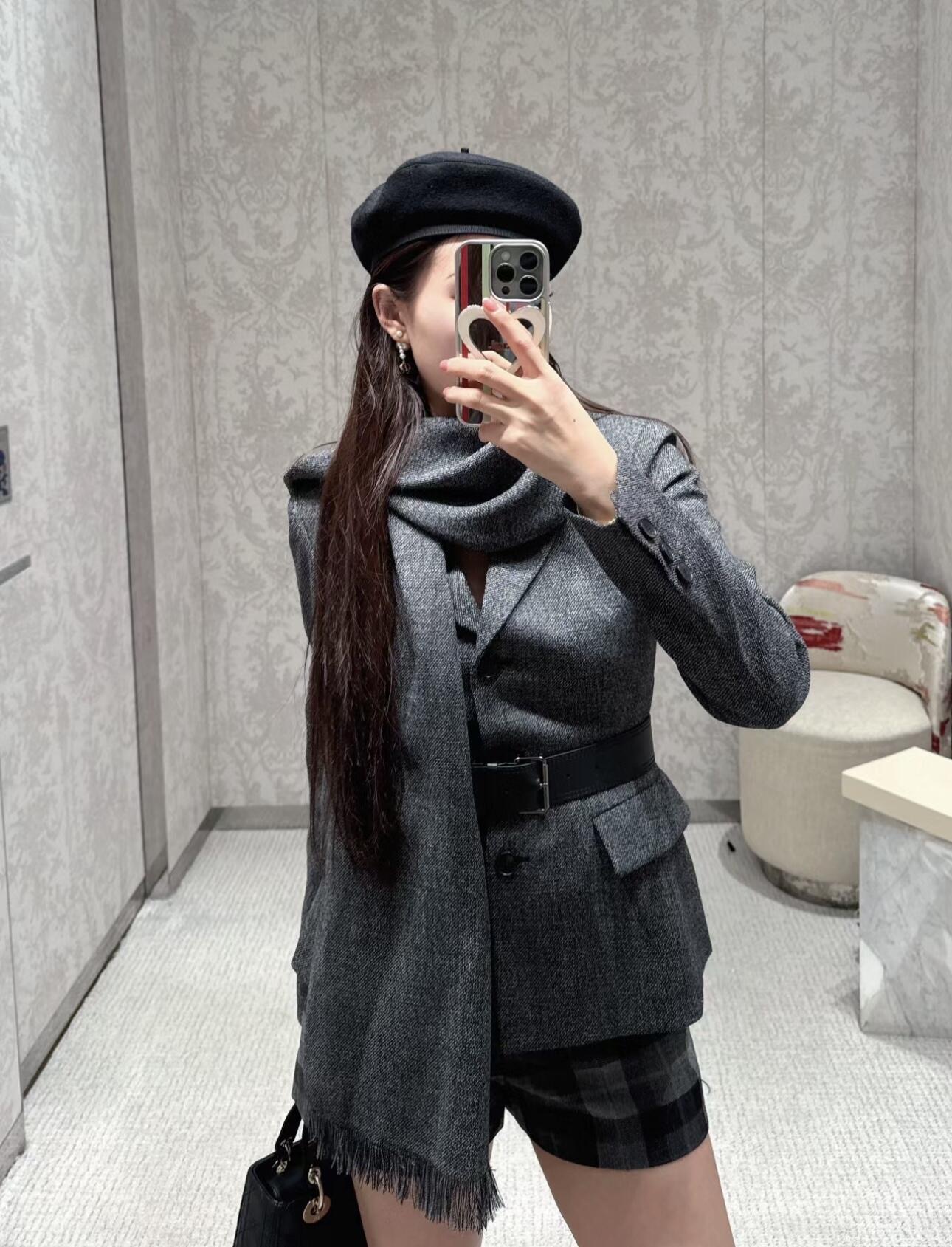 NO:504089,Dio* 25Fw early autumn new style, multi-wear belt shawl wool coat | Exclusive yb development!  High-end production!  One piece unlocks N high-end styles, detachable shawl + scarf + belt design, woolen texture and tailoring, delicate tweed fabric comes with high-end texture, classic suit collar + waist-closing tailoring, mid-length length is friendly to all body shapes, commuting and socializing can hold the scene. S/M/L, dior, jackets & coats, business suit, shawls, alexander wang19860909Dio* 25Fw早秋新款 多穿法腰带披肩羊毛呢外套丨独家yb开发！高版出品！一件解锁N种高定风格,可拆披肩+围脖+腰带设计,毛呢质感与剪裁,细腻的花呢面料自带高级肌理,经典西装领+收腰剪裁,中长款长度对各种身材友好,通勤、社交皆能hold住场面.现货发售S/M/L,,dior,jackets & coats,business suit,shawls,alexander wang,Women's clothing