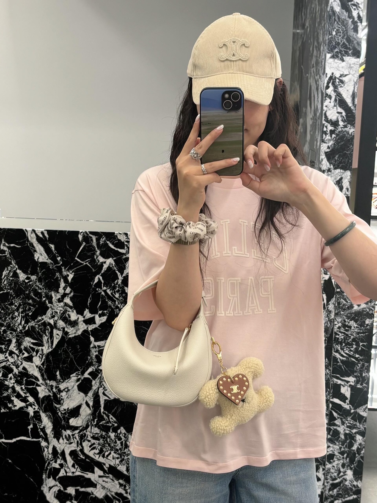 NO:505244,Celin* 25FW autumn and winter new style letter printed round neck short-sleeved T-shirt丨Exclusive yb development!  High-end production!  High-quality cotton fabric is made of skin-friendly and breathable and has a crisp texture. It is comfortable and casual to wear alone, and the layering is full of layers. The classic letter printing on the chest is presented in retro reverse design. The contrasting color combination of navy blue and gray, light pink and white not only retains the high-end and simple tone of Celine, but also injects the vitality of American retro, allowing you to easily have recognition in the crowd. S/M/L is available in stock, celine, T-shirt, tees, t-shirt, alexander wang19860909Celin* 25FW秋冬新款 字母印花圆领短袖T恤丨独家yb开发！高版出品！采用高品质棉感面料,亲肤透气且质感挺括,单穿舒适随性,叠穿更是层次满分.胸前经典字母印花以复古倒序设计呈现,藏青与灰色、浅粉与白色的撞色组合,既保留了Celine的高级简约调性,又注入了美式复古的活力感,让你在人群中轻松拥有辨识度.现货发售S/M/L,,celine,T-shirt,tees，t-shirt,alexander wang,Women's clothing