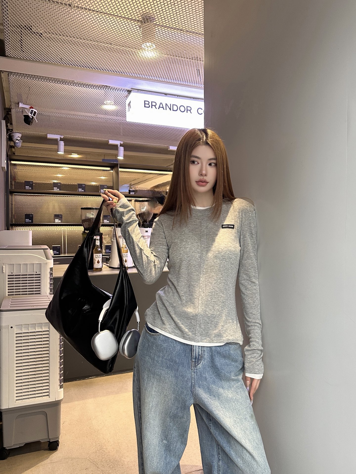 NO:505217,MiuMi* 25Fw early autumn new style, Tennis wool fake two-piece long-sleeved T-shirt丨Exclusive high-end production!  The golden ratio of Tensil wool is blended with silky texture, which has a soft touch but also has a warm texture of wool, skin-friendly and breathable, and is comfortable and pressure-free in early autumn, and layering is full of layers. The fake two-piece design is tricky, the contrasting collar and cuffs break the monotony, and the iconic brand badge on the chest is low-key and recognizable, which balances Miu's girlishness and high-end sense just right. S/M/L on sale in stock, ,miumiu,tees, t-shirt, gold, alexander wang19860909MiuMi* 25Fw早秋新款 天丝羊毛假两件长袖T恤丨独家高版出品！采用天丝羊毛黄金比例混纺,触感柔滑如丝却又自带羊毛的温暖质感,亲肤性与透气性双在线,早秋单穿舒适无压,叠穿更是层次满分.假两件设计暗藏小心机,撞色领口与袖口打破单调,胸前标志性的品牌徽章低调又极具辨识度,把Miu的少女感与高级感平衡得恰到好处.现货发售S/M/L,,miumiu,tees，t-shirt,gold,alexander wang,Women's clothing