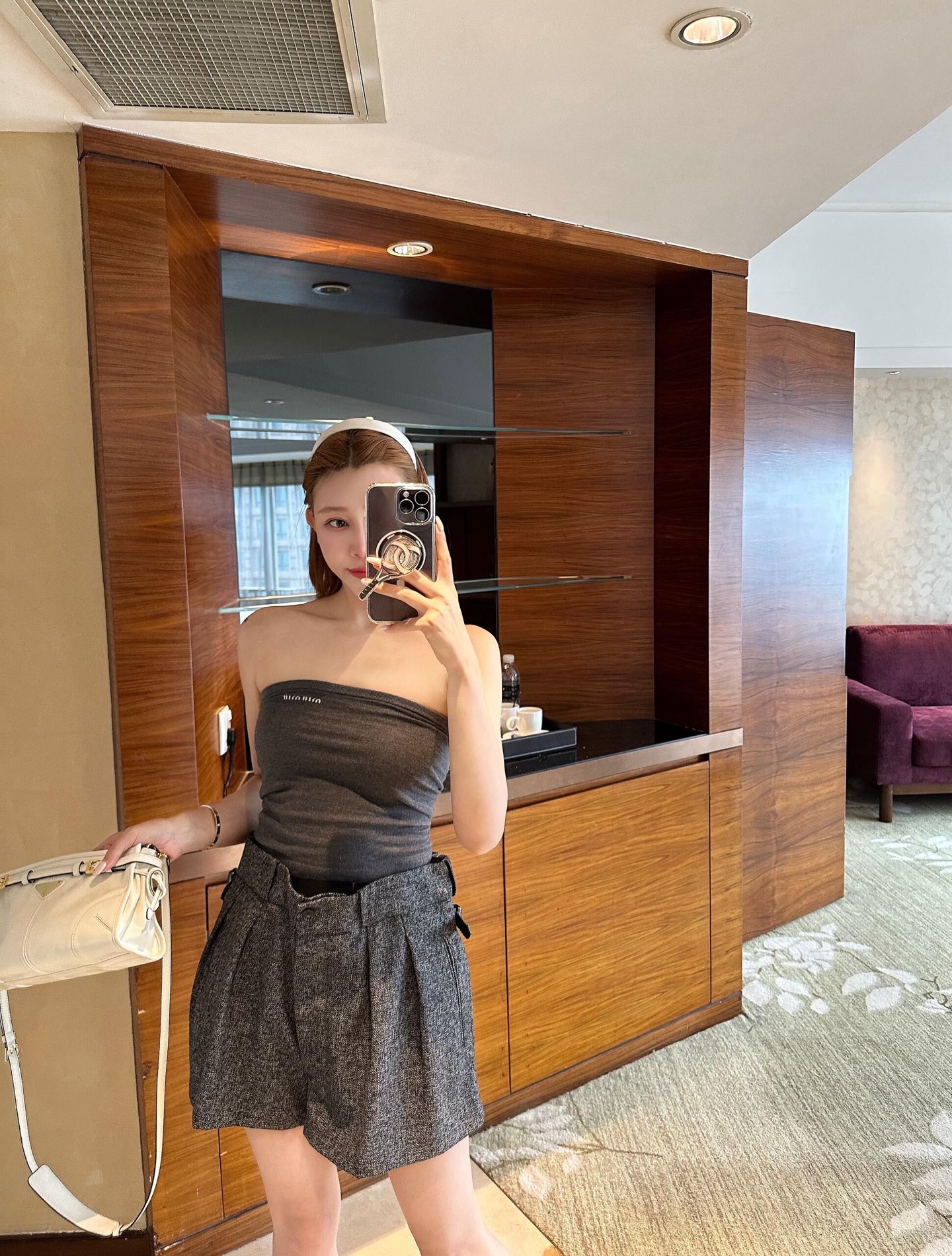 NO:505237,Prad* 25Fw early autumn new style wool tweed silhouette shorts | Exclusive yb development!  High-end production!  High-end wool tweed fabric, with delicate texture and texture luster, the crisp silhouette makes the shape more three-dimensional, and the daily wear is comfortable and aura. The high-waist pleated design cleverly modifies the waist and hip ratio, and the single buckle and side details hide the minimalist luxury gene of P, blending retro elegance with street fashion and coolness just right. Easy to grasp the modern style full of high-end feel. S/M/L is available in stock, prada, shorts, alexander wang19860909Prad* 25Fw早秋新款 羊毛花呢廓形短裤丨独家yb开发！高版出品！采用高阶羊毛花呢面料,纹理细腻且自带质感光泽,挺括廓形让造型更具立体感,日常穿搭舒适又显气场.高腰褶皱设计巧妙修饰腰臀比例,单粒扣与侧边细节暗藏P的极简奢华基因,把复古优雅与街头潮酷融合得恰到好处.轻松拿捏高级感满满的摩登造型.现货发售S/M/L,,prada,shorts,alexander wang,Women's clothing