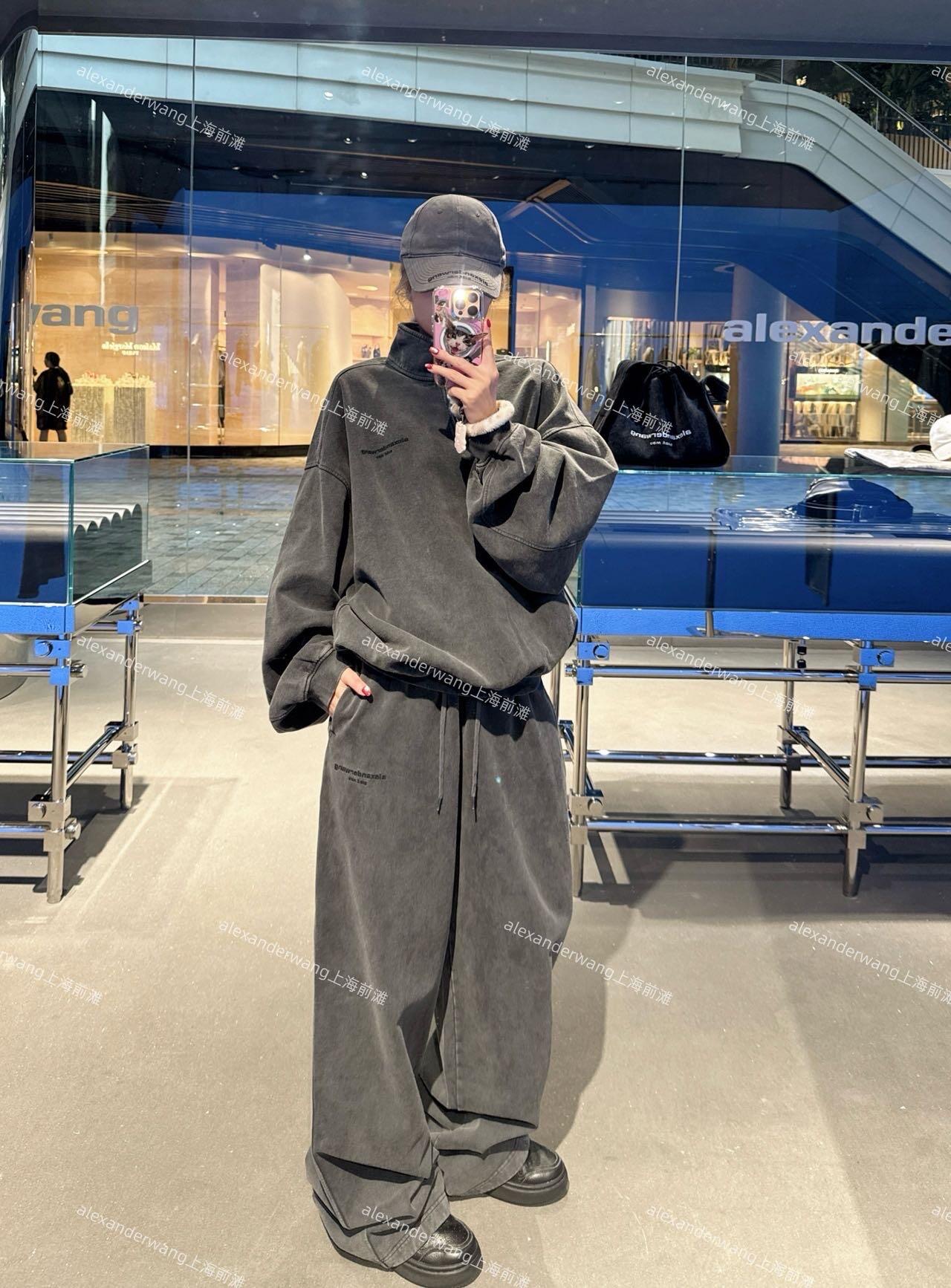 NO:505218,Sweatshirt, pants, Alexanderwang 25FW autumn and winter new style, micro-label embroidered wash water, old half-zipper stand-up collar sweatshirt + trouser suit丨Exclusive high-end production!  The dark gray tile used for washing water is equipped with a retro filter, the breast micro-label embroidery is low-key to highlight the brand identity, the semi-zipper design can stand up and make the collar look cool or open and casual; the matching wide-leg trousers continue the same series of washing water technology, the drape-shaped trousers are full of flesh and legs, and the trouser body is simultaneous to the top, and the completeness of the whole outfit is directly full. S/M/L is available in stock, hoodie, sweatshirts, alexander wang19860909卫衣 裤子Alexanderwang 25FW秋冬新款 微标刺绣洗水做旧半拉链立领卫衣+长裤套装丨独家高版出品！洗水做旧的深灰调自带复古滤镜,胸前微标刺绣低调彰显品牌身份,半拉链设计可立领耍酷也可敞口随性；搭配的阔腿长裤延续同系列洗水工艺,垂坠感拉满的裤型藏肉又显腿长,裤身微标与上衣呼应,整套穿搭的完整性直接拉满.现货发售S/M/L,,hoodie,sweatshirts,alexander wang,Women's clothing