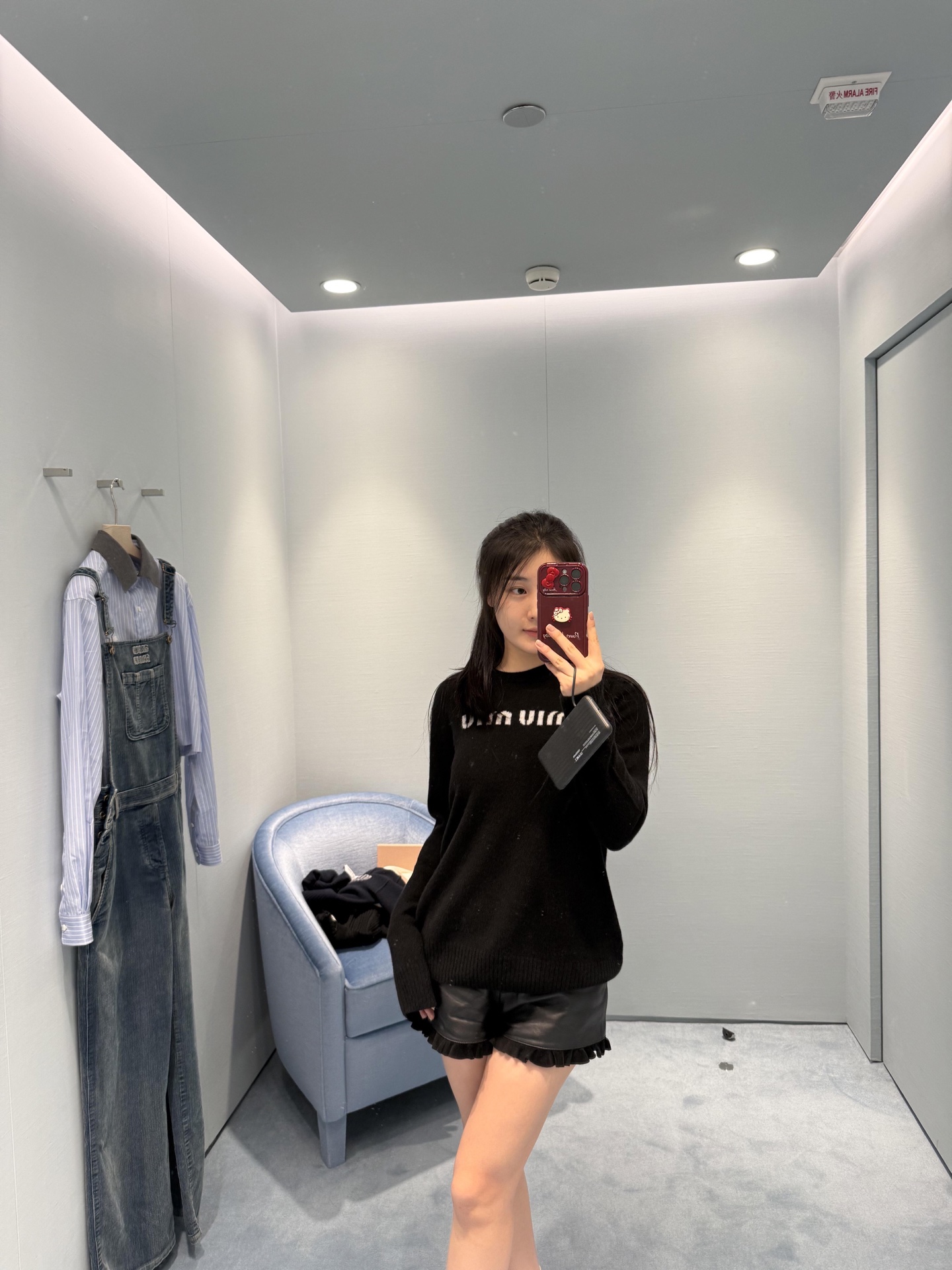 NO:505228,MiuMi* 25Fw autumn and winter new style, classic logo decoration cashmere sweater knitted | Exclusive yb development!  High-end production!  The same style of men and women, the classic logo jacquard on the chest is presented in neat lines and pure colors. It is not only a high-profile declaration of brand identity, but also injects recognition into the simple version. The shoulder-falling design outlines the casual outline, and the slightly loose tailoring is suitable for a variety of styles - it can be matched with the same series skirt like a show to create an elegant set of styles; it can also mix and match denim items to unlock the casual tone of daily casualness; it can even layer the shirt to interpret the exquisite and relaxed neutral style between levels. S/M/L on sale in stock, miumiu, skirts, sweaters, shirts, alexander wang19860909MiuMi* 25Fw秋冬新款 经典徽标饰羊绒毛衣针织衫丨独家yb开发！高版出品！男女同款,胸前的经典徽标提花,以利落的线条与纯净的色彩呈现,既是品牌身份的高调宣言,又为简约版型注入辨识度.落肩设计勾勒随性轮廓,微宽松的剪裁适配多元风格——可像秀场般搭配同系列半裙,打造优雅成套造型；也能混搭牛仔单品,解锁日常休闲的率性腔调；甚至叠穿衬衫,在层次间演绎中性风的精致松弛.现货发售S/M/L,,miumiu,skirts,sweaters,shirts,alexander wang,Women's clothing