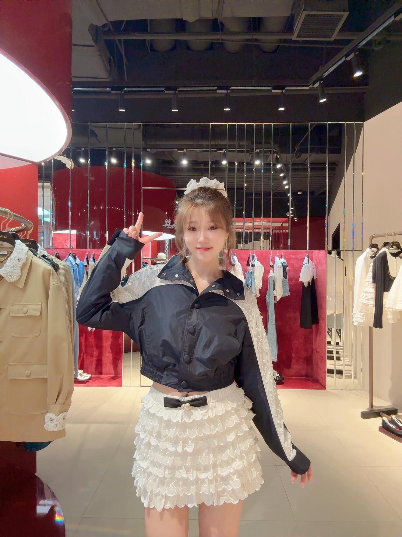 NO:506207,Lefam* 25Fw early autumn new style color-blocked bow nail bead short jacket jacket丨Exclusive high-end production!  The contrasting color splicing of navy blue and milky white, the pearl bead decoration on the side of the sleeve reflects fine light under the light, injecting a delicate tone into the street feeling; the large bow design on the back is a soul footnote of the sweet and cool style, which is tied to the girl's heart, and forms a wonderful balance with the overall cool feeling. S/M/L is available in stock, Jackets & coats, Jackets & coats, alexander wang19860909Lefam* 25Fw早秋新款 拼色蝴蝶结钉珠短款夹克外套丨独家高版出品！藏青与奶白的撞色拼接,衣袖侧边的珍珠钉珠装饰,在光线下折射出细碎光芒,为街头感注入精致腔调；后背的大蝴蝶结设计,则是甜酷风格的灵魂注脚,系出少女心的同时,又与整体的飒爽感形成奇妙平衡.现货发售S/M/L,,jackets & coats,jackets & coats,alexander wang,Women's clothing