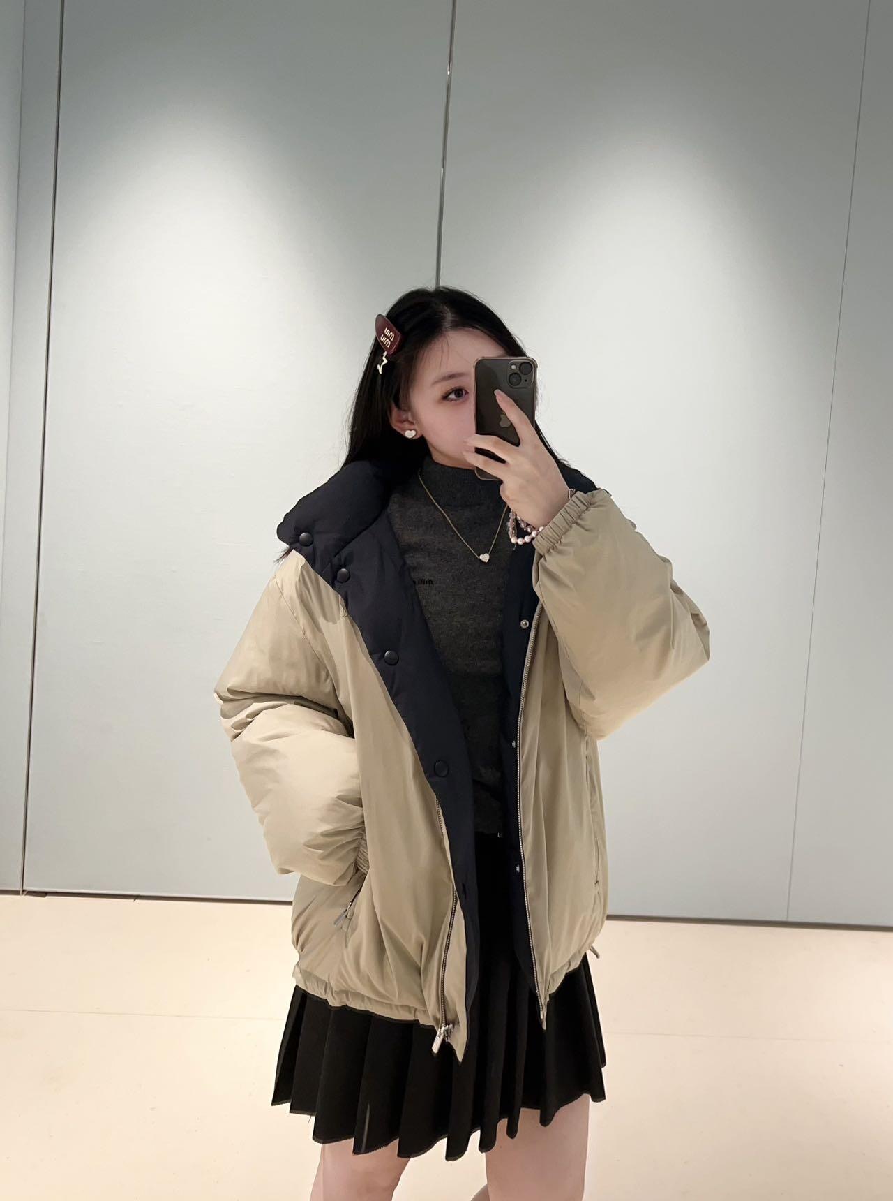 NO:506205,MiuMi* 25Fw autumn and winter new style, micro-standard double-sided down jacket jacket丨Exclusive yb development!  High-end production!  The duplex design of dark blue and beige is simple and atmospheric beige stand collar on one side, and the cool dark blue work style on the other side, which achieves free style switching. Excellent warmth and lightweight wear. The style is large, with a hem drawstring, and the details show the brand's balance of layering and practicality in the outfit. It is a piece that combines fashion and warmth in autumn and winter, which is very suitable for trendy people who pursue personalized outfits. S/M/L is available in stock, miumiu, jackets & coats, down jacket, alexander wang19860909MiuMi* 25Fw秋冬新款 微标双面穿羽绒服外套丨独家yb开发！高版出品！采用深蓝与米色双面设计,一面是简约大气的米色立领款,另一面是酷感十足的深蓝工装风,实现风格的自由切换.保暖性优异且穿着轻盈.版型偏大,带有下摆抽绳可调节,细节处尽显品牌对穿搭层次感与实用性的兼顾,是秋冬兼具时尚与保暖的单品,很适合追求个性穿搭的潮流人士.现货发售S/M/L,,miumiu,jackets & coats,down jacket,alexander wang,Women's clothing