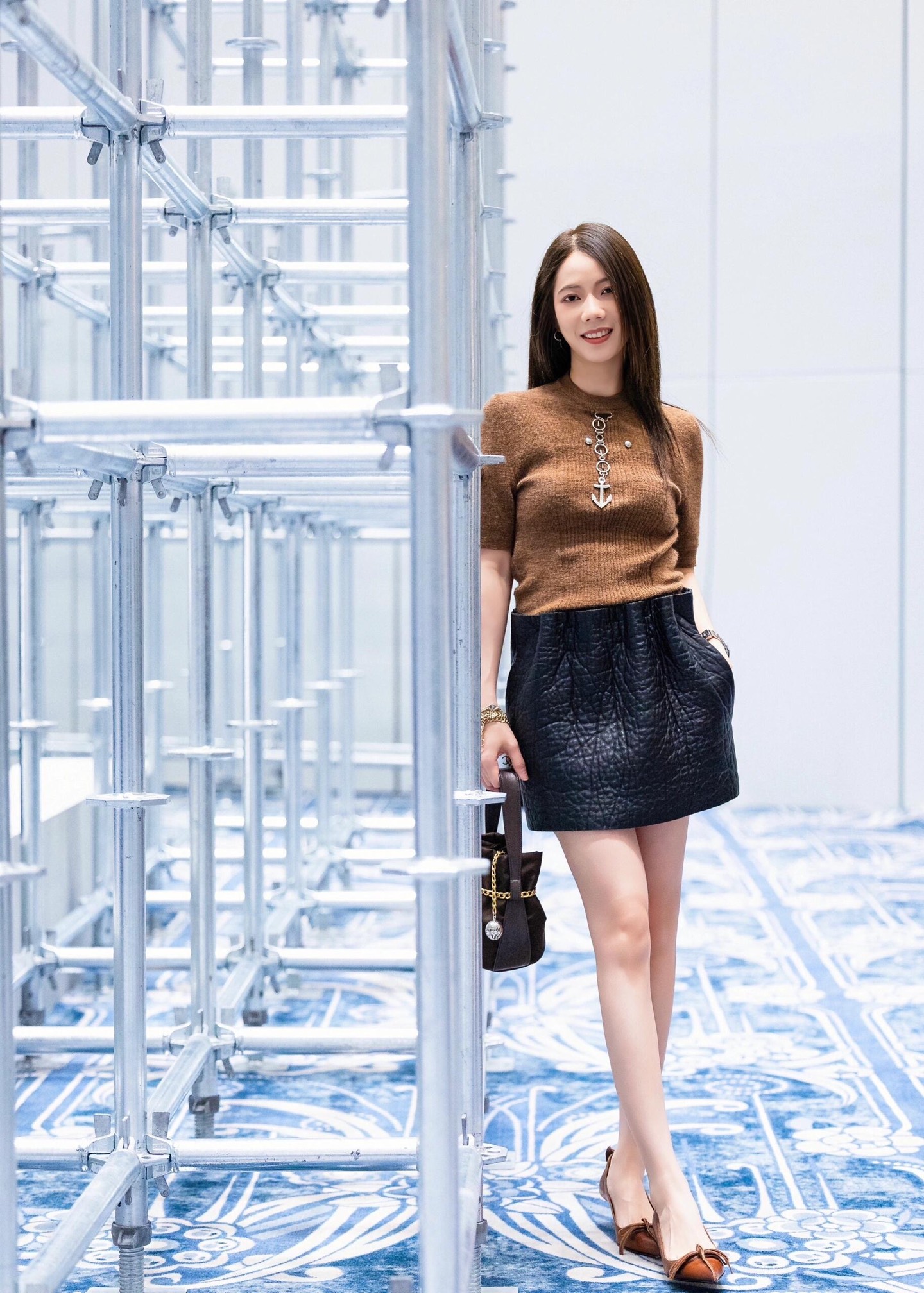 NO:506225,Prad* 25Fw early autumn new style, brown pendant short-sleeved sweater丨Exclusive yb development!  High-end production!  The delicate knitted warm and brown color is the base, and the close-fitting cut out the neat sense of the body lines; the metal chain on the chest and the anchor pendant are the finishing touch. The iconic hardware elements collide with navigation symbols, turning the brand's obsession with industrial style and retro romanticism into hardcore details, allowing a sweater to jump out of the mediocrity of the 'basic style' and become the visual anchor point of the shape. S/M/L on sale in stock, prada, T-shirt, alexander wang19860909Prad* 25Fw早秋新款 咖色吊坠短袖针织衫丨独家yb开发！高版出品！以暖调咖色的细腻针织为基底,贴身剪裁勾勒出身体线条的利落感；胸前那枚金属链条与船锚吊坠,是点睛之笔标志性的五金元素与航海符号碰撞,把品牌对工业风的执念和复古浪漫主义揉成了硬核细节,让一件针织衫跳出“基础款”的平庸,成为造型的视觉锚点.现货发售S/M/L,,prada,T-shirt,alexander wang,Women's clothing