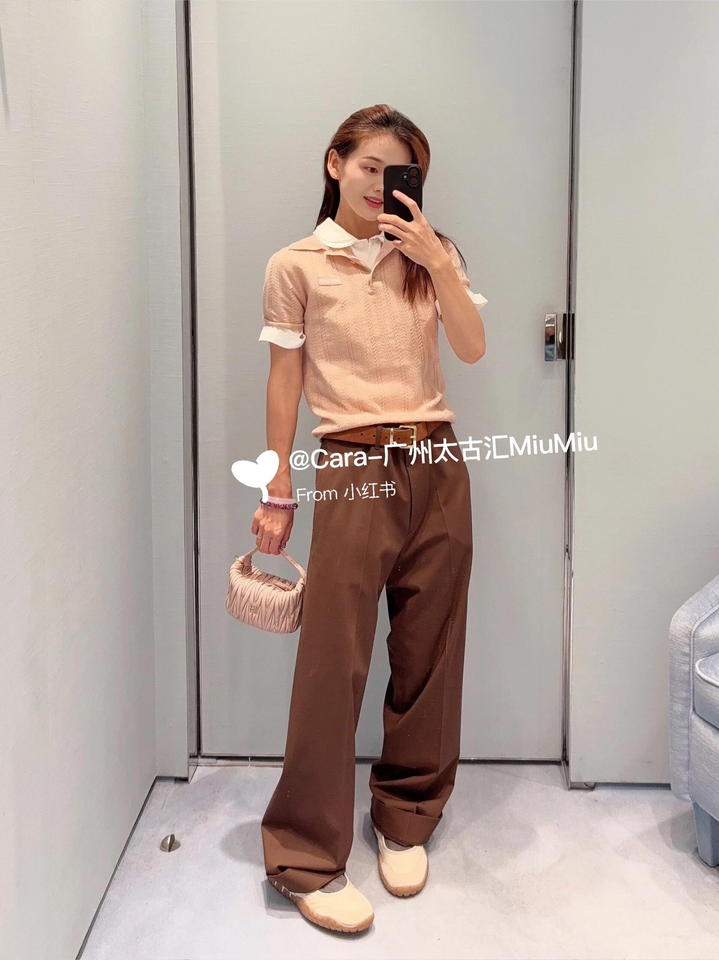 NO:506232,Miumi* 25Fw early autumn new cashmere short-sleeved knitted POLO top | Exclusive yb development!  High-end production!  The soft cashmere fabric comes with a gentle filter, the classic POLO collar + button design is the logo of the retro college style, while the full-body three-dimensional cork knitting is a Miu style ingenuity, the delicate patterns ripples in layers under the light and shadow, making the cashmere luxurious feel more breathable. The brand logo on the left chest is low-key and precisely anchored to the high-end identity, allowing this top to jump out of the 'basic knitting' frame and become the style seal of the shape. S/M/L is available in stock, miumiu, T-shirt, alexander wang19860909Miumi* 25Fw早秋新款 羊绒短袖针织POLO上衣丨独家yb开发！高版出品！柔和的羊绒面料自带温柔滤镜,经典POLO领+纽扣设计是复古学院风的标识,而全身立体绞花针织则是Miu式巧思,细腻纹路在光影下漾出层次,把羊绒的奢感衬得更具呼吸感.左胸的品牌徽标小标,低调又精准地锚定高奢身份,让这件上衣跳出“基础针织”的框架,成为造型的风格印章.现货发售S/M/L,,miumiu,T-shirt,alexander wang,Women's clothing