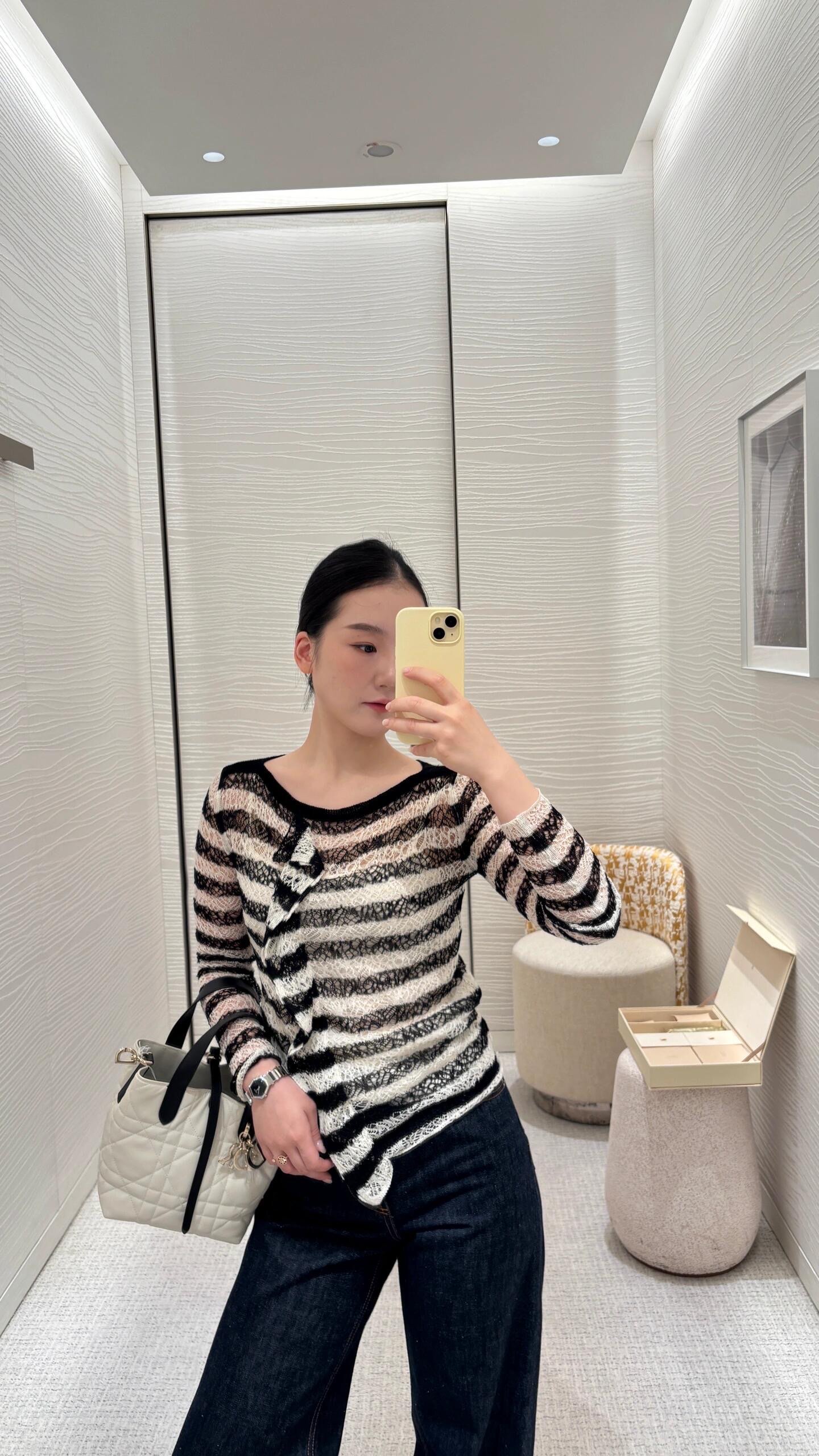 NO:506249,Dio* 25FW early autumn new style black and white stripes blend hollow knitted long-sleeved top | Exclusive yb development!  High-end production!  The classic color matching of black and white stripes is never out of date. The hollow knitting technology gives it a sense of breathing and layering beauty. The looming texture exudes a delicate tone in the light. The elegant style of the neckline fits the shoulder and neck lines, and the asymmetric lace folding on the shoulders is the finishing touch, making a knitted top jump out of the mediocrity of the 'basic style' and become the style anchor point of the shape. S/M/L is available in stock, dior, alexander wang19860909Dio* 25FW早秋新款 黑白条纹混纺镂空针织长袖上衣丨独家yb开发！高版出品！采用细腻混纺面料,黑白条纹的经典配色永不过时,镂空针织工艺则赋予其呼吸感与层次美,若隐若现的肌理在光线里漾出精致腔调；领口的优雅版型贴合肩颈线条,肩头的不对称蕾丝叠饰是点睛之笔,让一件针织上衣跳出“基础款”的平庸,成为造型的风格锚点.现货发售S/M/L,,dior,alexander wang,Women's clothing