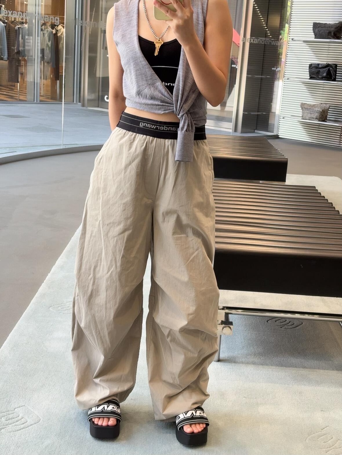 NO:506817,Alexand*r wang 25Fw early autumn new style waist seal tooling wide-leg trousers | exclusive yb development!  High-end production!  The two colors of a crisp and sleek fabric are used to interpret the minimalist style; the iconic brand letter waistband is the highlight of the soul, the comfort of the elastic webbing and the recognition of the brand logo make the waist a visual anchor of the shape; the exaggerated wide-leg silhouette has a 'mopping' aura, the drape and wrinkle of the fabric during walking, which makes the tough work clothes and the casualness of the high street into a unique trendy and cool tone. S/M/L on sale in stock, alexander wang19860909Alexand*r wang 25Fw早秋新款 腰封工装阔腿长裤丨独家yb开发！高版出品！选用挺括又垂顺的面料双色诠释极简潮范；标志性的品牌字母腰封是灵魂亮点,弹力织带的舒适感与品牌标识的辨识度碰撞,让腰头成为造型的视觉锚点；夸张的阔腿廓形自带“拖地”气场,行走间面料的垂坠感与褶皱层次,把工装的硬朗与高街的随性揉成了独一份的潮酷腔调.现货发售S/M/L,,alexander wang,Women's clothing