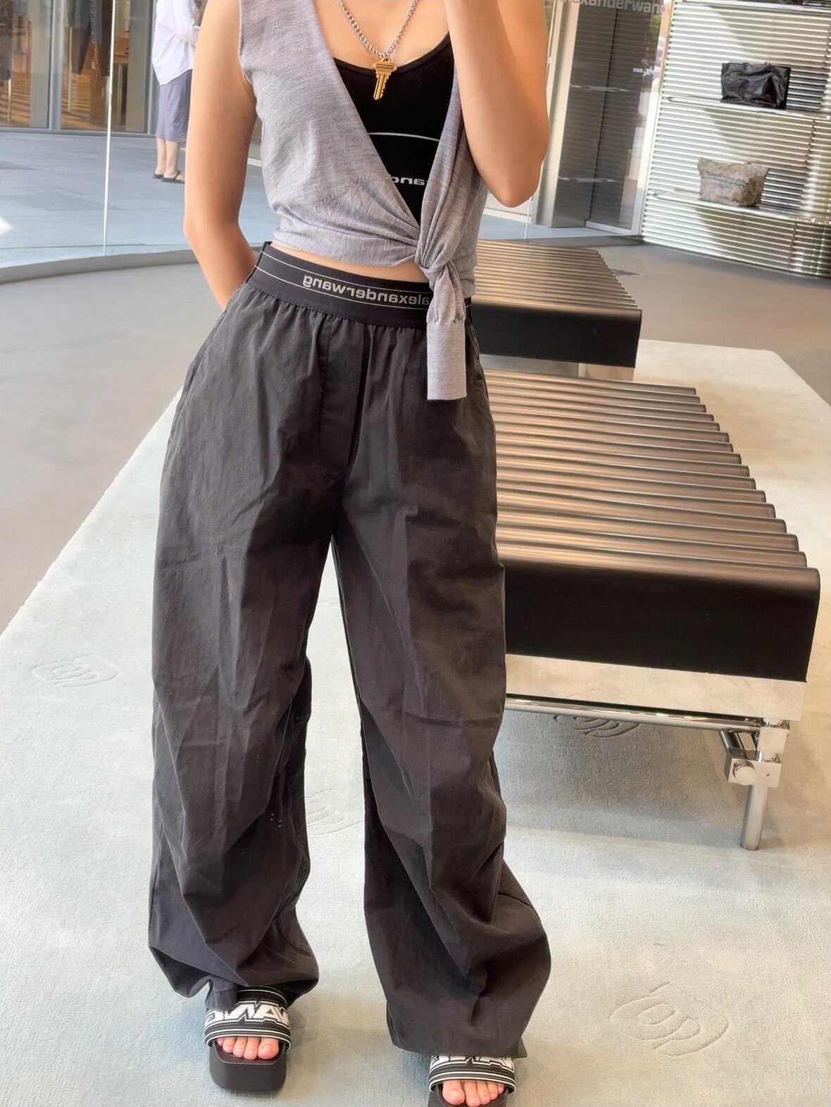 NO:506826,Alexand*r wang 25Fw early autumn new style waist seal tooling wide-leg trousers | exclusive yb development!  High-end production!  The two colors of a crisp and sleek fabric are used to interpret the minimalist style; the iconic brand letter waistband is the highlight of the soul, the comfort of the elastic webbing and the recognition of the brand logo make the waist a visual anchor for the shape; the exaggerated wide-leg silhouette has a 'mopping' aura, the drape and wrinkle of the fabric during walking, which makes the tough work clothes and the casualness of the high street into a unique trendy and cool tone. S/M/L on sale in stock, alexander wang19860909Alexand*r wang 25Fw早秋新款 腰封工装阔腿长裤丨独家yb开发！高版出品！选用挺括又垂顺的面料双色诠释极简潮范；标志性的品牌字母腰封是灵魂亮点,弹力织带的舒适感与品牌标识的辨识度碰撞,让腰头成为造型的视觉锚点；夸张的阔腿廓形自带“拖地”气场,行走间面料的垂坠感与褶皱层次,把工装的硬朗与高街的随性揉成了独一份的潮酷腔调.现货发售S/M/L,,alexander wang,Women's clothing