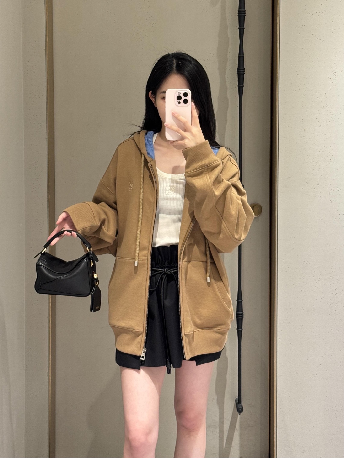 NO:506860,Loew* 25Fw early autumn new style cotton loose zipper hooded sweatshirt jacket | Exclusive yb development!  High-end production!  Made of high-string combed cotton, it feels soft and glutinous as clouds, but the upper body has a crisp silhouette, loose cut and slimming, which is friendly to all kinds of body shapes; the iconic Anagram embroidery logo embellishes the chest with a low-key embellishment, full-length zipper design, can be worn open to create a casual atmosphere, and can also be pulled into a casual hoodie in seconds, and the style can be switched freely. It can easily wear it with effortless fashionable feeling. S/M/L is available in stock, loewe, hoodie, sweatshirts, jackets & coats, hats, alexander wang19860909Loew* 25Fw早秋新款 棉质宽松拉链连帽卫衣外套丨独家yb开发！高版出品！选用高支精梳棉打造,手感软糯如云朵,上身却带着挺括的廓形感,宽松剪裁藏肉显瘦,对各种身形都友好；标志性的Anagram刺绣徽标低调点缀胸前,全长拉链设计,可敞开穿营造随性氛围,也能拉上秒变休闲帽衫,风格切换自如.轻松穿出毫不费力的时髦感.现货发售S/M/L,,loewe,hoodie,sweatshirts,jackets & coats,hats,alexander wang,Women's clothing