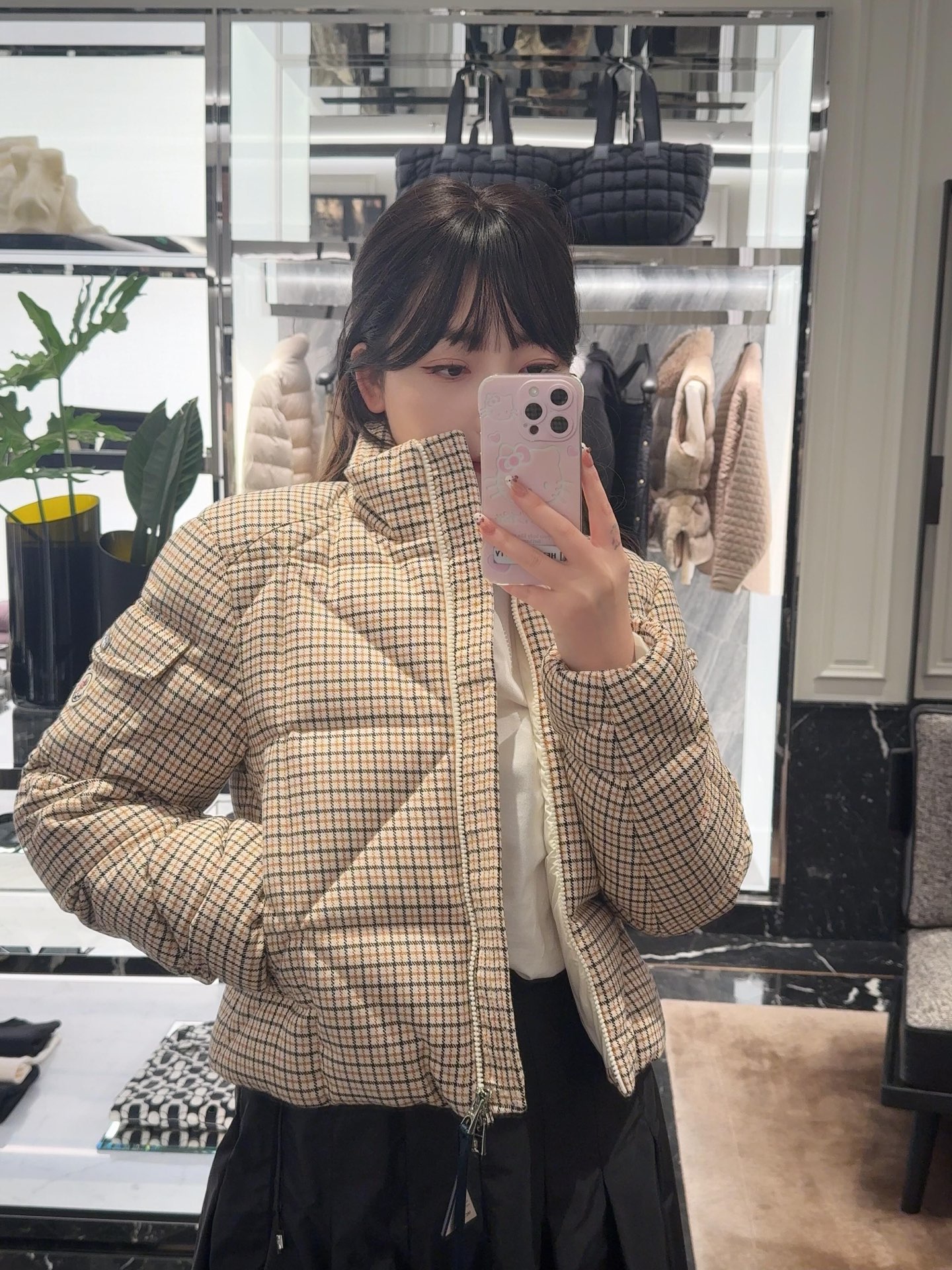 NO:507759,Moncl*r 25FW autumn and winter new Keros diamond quilted wool blend short down jacket jacket | Exclusive yb development!  Select high-quality wool blend fabrics to weave a retro-style plaid texture. The iconic diamond quilting process, the three-dimensional quilting lines outline the geometric diamond structure, the neat and short silhouette, which can optimize the body proportions while raising the waistline, and be friendly to various body shapes. The stand-up collar design enhances the warmth of the neck and adds a bit of a cool aura; the iconic brand badge of the left arm is a low-key display of identity, and the details show the brand recognition. Whether it is paired with high-waisted pants to create a commuter-friendly style or a skirt to interpret the mature and elegant feeling, you can easily hold it and become the 'style versatile' of the autumn and winter wardrobe. S/M/L, skirts, jackets & coats, down jacket, alexander wang19860909Moncl*r 25FW秋冬新款 Keros钻石绗缝羊毛混纺短款羽绒服外套丨独家yb开发！甄选高品质羊毛混纺面料,编织出复古格调的格纹肌理.标志性的钻石绗缝工艺,立体绗线勾勒出几何感十足的菱形结构,利落短款廓形,拉高腰线的同时优化身材比例,对各种身形友好.立领设计增强颈部保暖性,又添几分飒爽气场；左臂标志性品牌徽章,是身份的低调彰显,细节处尽显品牌辨识度.无论是搭配高腰裤打造通勤干练风,还是适配半裙演绎轻熟优雅感,都能轻松hold住,成为秋冬衣橱的“风格多面手”.现货发售S/M/L,,skirts,jackets & coats,down jacket,alexander wang,Women's clothing