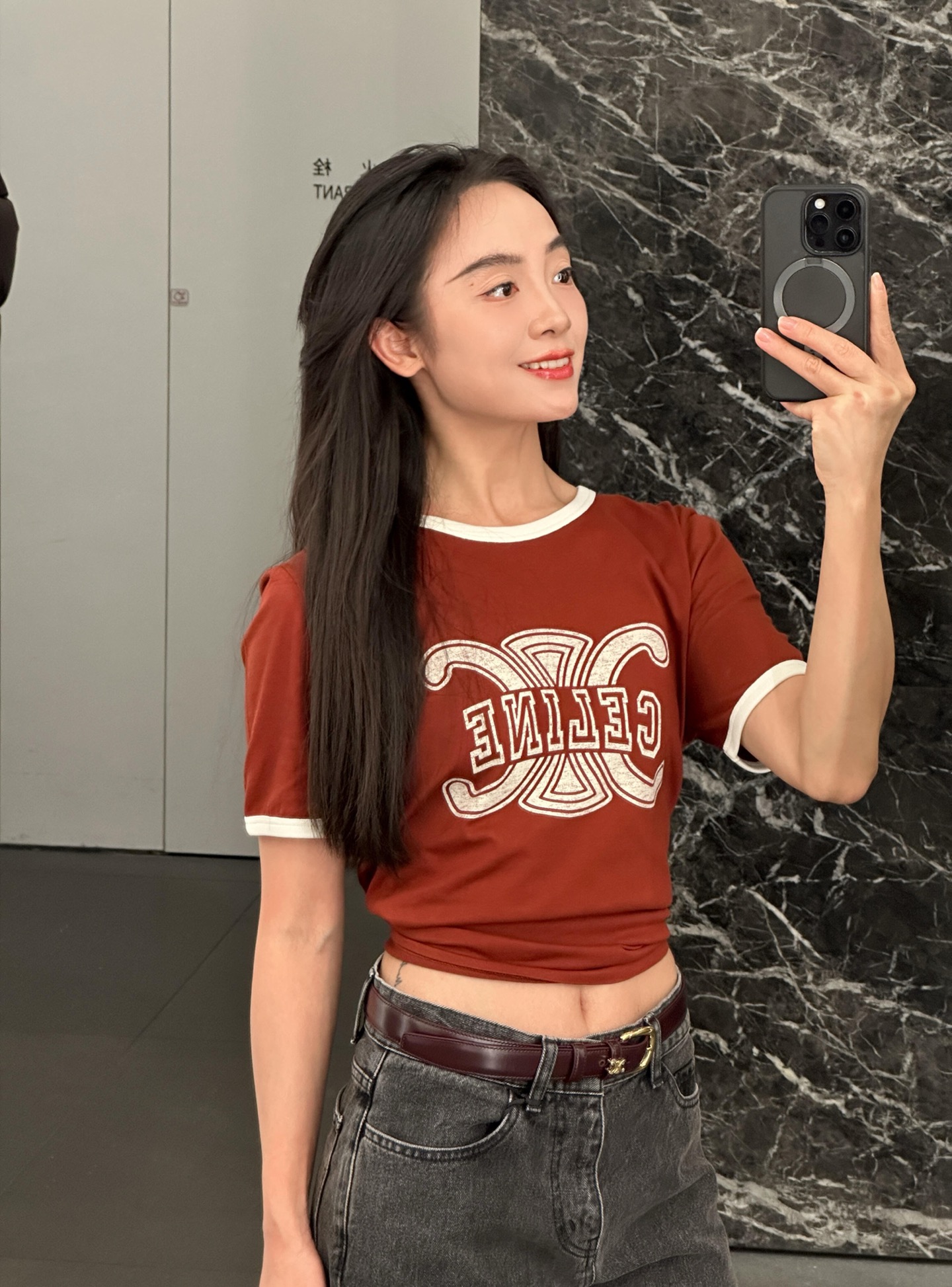 NO:508461,Celin* 25Fw early autumn new LOGO printed color-blocking pure cotton round neck short-sleeved T-shirt丨Exclusive high-end production!  Selected skin-friendly pure cotton fabrics, with the brand's iconic double C interwoven elements and reverse letter logo prints, the luxury gene and American retro college style are cleverly integrated, with strong visual impact and full recognition. The short style is neat and the waistline is easy to create a golden ratio of 'short top and long bottom', suitable for high-waist denim, skirts and other diverse bottoms, which can be salty and sweet to create a variety of early autumn styles. S/M/L, celine, skirts, T-shirt, tees, t-shirt, gold, alexander wang19860909Celin* 25Fw早秋新款 LOGO印花拼色纯棉圆领短袖T恤丨独家高版出品！精选亲肤纯棉面料,以品牌标志性的双C交织元素搭配反向字母标识印花,奢华基因与美式复古学院风巧妙融合,视觉冲击强烈且辨识度拉满.短款版型利落显腰线,轻松打造“上短下长”的黄金比例,适配高腰牛仔、半身裙等多元下装,可盐可甜塑造风格百变的早秋造型.现货发售S/M/L,,celine,skirts,T-shirt,tees，t-shirt,gold,alexander wang,Women's clothing