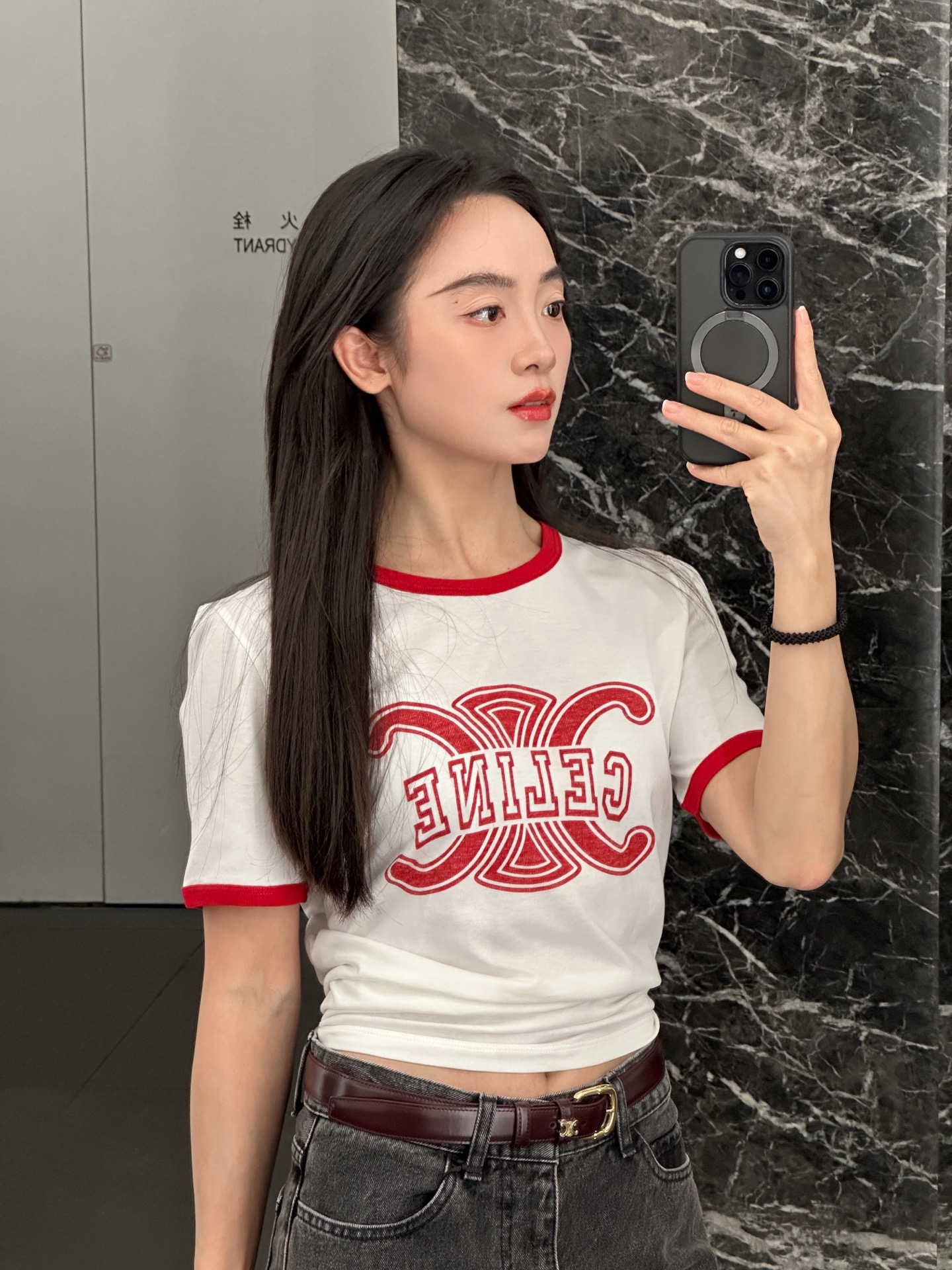 NO:508451,Celin* 25Fw early autumn new LOGO printed color-blocking pure cotton round neck short-sleeved T-shirt丨Exclusive high-end production!  Selected skin-friendly pure cotton fabrics, with the brand's iconic double C interwoven elements and reverse letter logo prints, the luxury gene and American retro college style are cleverly integrated, with strong visual impact and full recognition. The short style is neat and the waistline is easy to create a golden ratio of 'short top and long bottom', suitable for high-waist denim, skirts and other diverse bottoms, which can be salty and sweet to create a variety of early autumn styles. S/M/L, celine, skirts, T-shirt, tees, t-shirt, gold, alexander wang19860909Celin* 25Fw早秋新款 LOGO印花拼色纯棉圆领短袖T恤丨独家高版出品！精选亲肤纯棉面料,以品牌标志性的双C交织元素搭配反向字母标识印花,奢华基因与美式复古学院风巧妙融合,视觉冲击强烈且辨识度拉满.短款版型利落显腰线,轻松打造“上短下长”的黄金比例,适配高腰牛仔、半身裙等多元下装,可盐可甜塑造风格百变的早秋造型.现货发售S/M/L,,celine,skirts,T-shirt,tees，t-shirt,gold,alexander wang,Women's clothing