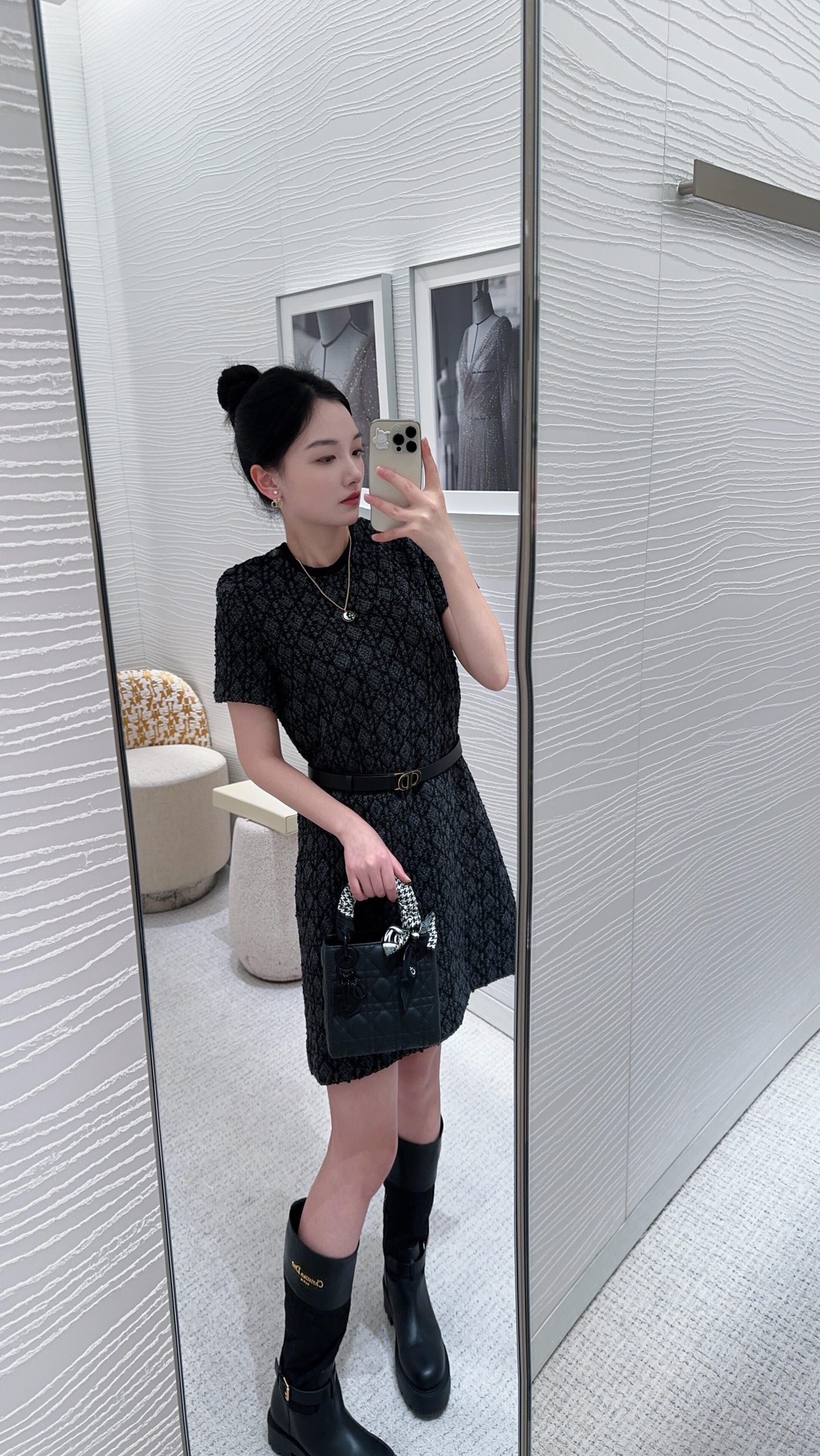 NO:508470,Dio* 25FW early autumn new style plaid short-sleeved casual straight skirt丨Exclusive yb development!  High-end production!  Selected plaid tweed fabrics, delicate textures intertwined to create a retro texture, and give daily wear comfort and casualness. They all wear or overlap in early autumn. The short-sleeved straight silhouette is simple and elegant, friendly to various body shapes, and neat tailoring outlines a calm and comfortable outfit attitude. Whether it is workplace commuting or social occasions, it can show effortless fashionable feeling. S/M/L on sale in stock, dior, skirts, T-shirt, alexander wang19860909Dio* 25FW早秋新款 格子花呢短袖休闲直筒裙丨独家yb开发！高版出品！甄选格纹花呢面料,细腻纹理交织出复古质感,又赋予日常穿搭的舒适随性,早秋时节单穿或叠搭都尽显格调.短袖直筒廓形简约大气,对各种身形友好,利落剪裁勾勒出从容自在的穿搭态度,无论是职场通勤还是社交场合,都能展现毫不费力的时髦感.现货发售S/M/L,,dior,skirts,T-shirt,alexander wang,Women's clothing