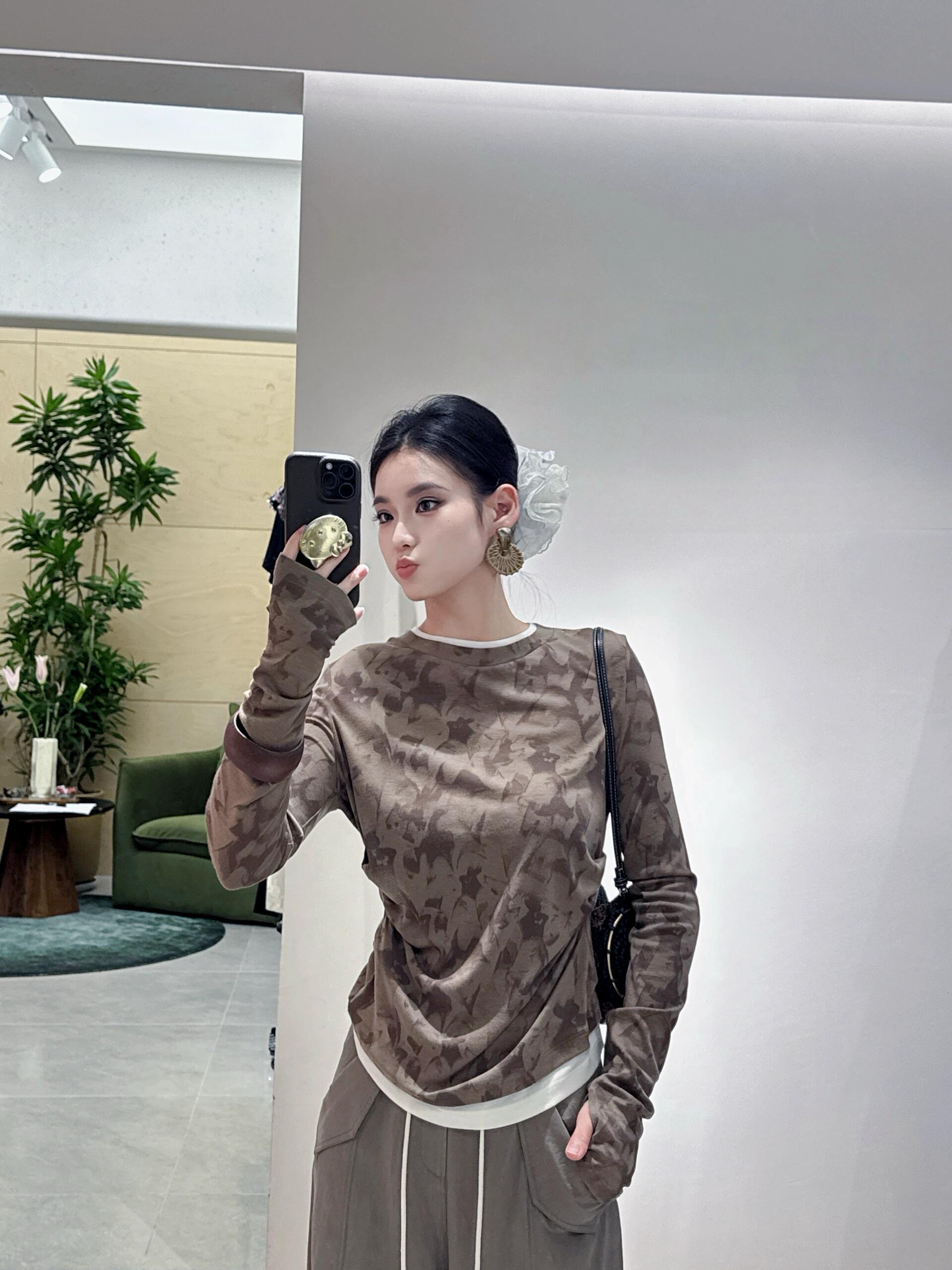 NO:508481,Avven* 25FW early autumn new style artist full print back hollow long-sleeved T-shirt | Exclusive high-end production!  The most ingenious thing about selecting skin-friendly and soft elastic fabrics is the hollow design of the back, breaking the conventional skin-exposed details, injecting a little sexy and design sense into the overall shape. The skin that is looming when walking is hidden, the delicate texture is suitable for the cool autumn, and daily wear is comfortable and comfortable, and the layering can also create a layered style. The positive artist's full print pattern covers the body like an artistic canvas. The abstract texture of brown-toned smudge comes with literary filters, making the outfit an artistic expression of walking, and easily grasping the niche sense of high-end. S/M/L, tees, t-shirt, alexander wang19860909Avven* 25FW早秋新款 艺术家满印后背镂空长袖T恤丨独家高版出品！甄选亲肤柔弹面料,最具巧思的是后背镂空设计,打破常规的露肤细节,为整体造型注入一丝小性感与设计感,行走间若隐若现的肌肤,细腻质感适配秋日微凉,日常单穿舒适自在,叠搭也能打造层次风格.正面艺术家满印图案如艺术画布般铺满衣身,棕调晕染的抽象纹理自带文艺滤镜,让穿搭成为行走的艺术表达,轻松拿捏小众高级感.现货发售S/M/L,,tees，t-shirt,alexander wang,Women's clothing