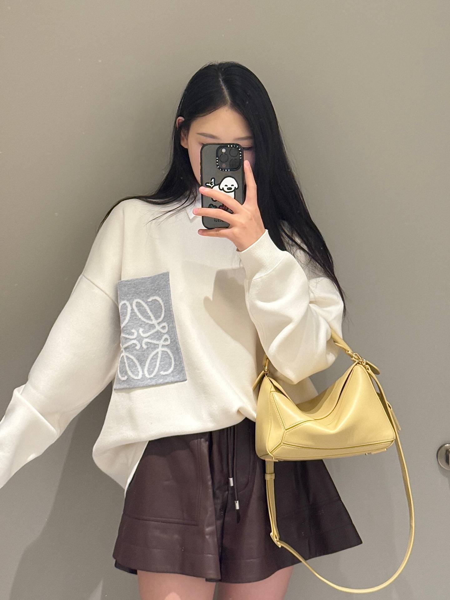 NO:508489,Loew* 25FW early autumn new style letter pocket cotton blend loose knit sweater | Exclusive yb development!  High-end production!  Selected cotton-blended skin-friendly fabrics, soft and delicate touch gives the skin a comfortable wrap in autumn and winter, and it is breathable and warm, and it shows the texture when worn alone or as an inner wear. The loose shoulder-length style is extremely inclusive for the body, and the lazy and casual outline is suitable for a variety of styles. It is the best 'genderless outfit' that both men and women can control. S/M/L is available in stock, loewe, sweaters, alexander wang19860909Loew* 25FW早秋新款 字母口袋棉混纺宽松针织毛衣丨独家yb开发！高版出品！甄选棉混纺亲肤面料,柔软细腻的触感在秋冬给予肌肤舒适包裹,兼具透气性与保暖性,日常单穿或作为内搭都尽显质感.宽松落肩版型对身形包容性极强,慵懒随性的轮廓适配多元风格,是男女都能驾驭的“无性别穿搭”优选.现货发售S/M/L,,loewe,sweaters,alexander wang,Women's clothing