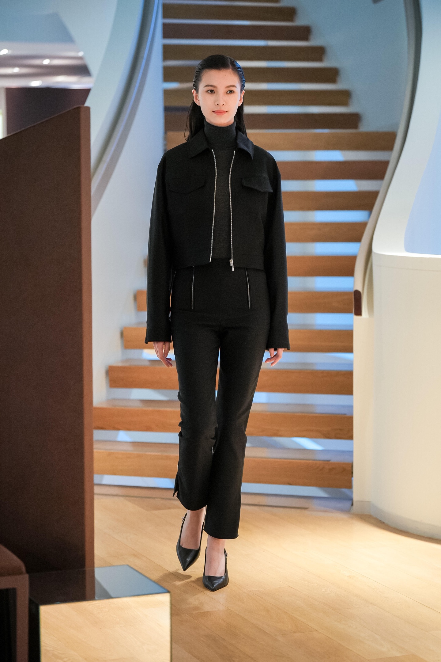 NO:508486,Herme* 25Fw early autumn new style, pocket decoration short zipper jacket | Exclusive yb development!  High-end production!  The classic black has a luxurious aura, the neat lapel design is cool and stylish, and the metal zipper runs through the clothes body, reflecting a cold luster under the light and shadow, becoming the visual anchor point of the shape; the double-sided three-dimensional pockets are not only a manifestation of pragmatism, but also use the tough lines of the workwear style to inject casual tension into the whole. S/M/L is available in stock, hermes, jackets & coats, jackets & coats, alexander wang19860909Herme* 25Fw早秋新款 口袋装饰短款拉链夹克外套丨独家yb开发！高版出品！经典黑色自带奢雅气场,利落的翻领设计飒爽有型,金属拉链贯穿衣身,在光影下折射出冷冽光泽,成为造型的视觉锚点；双侧立体口袋不仅是实用主义的体现,更以工装风的硬朗线条,为整体注入随性张力.现货发售S/M/L,,hermes,jackets & coats,jackets & coats,alexander wang,Women's clothing