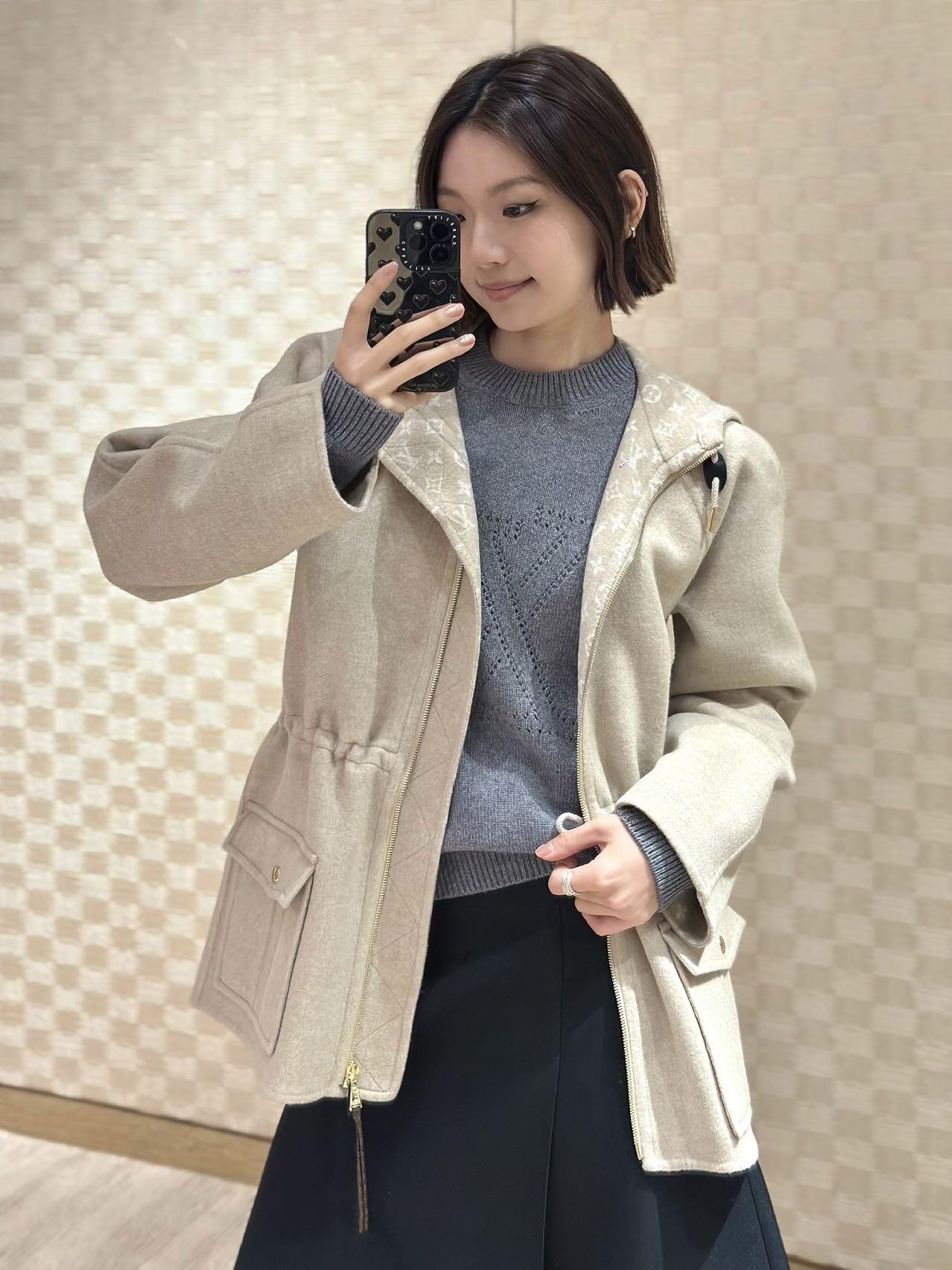 NO:517195,LouisVuitto* 25Fw autumn and winter new style, double-sided coat coat丨Exclusive yb development!  High-end production!  92 wool + 7 cashmere + 1 mulberry silk fabric, on one side is a soft rice-toned textured coat, neatly tailored outlines the elegant silhouette, the large pocket design combines practicality and styling, and the zipper details add more exquisiteness; flip the other side, the brand classic Monogram presbyterian emerges quietly, the iconic luxury covers the body, and the hooded design hides ingenuity, allowing you to switch between simplicity and recognition. S/M/L is available in stock, louis vuitton, jackets & coats,hats,alexander wang19860909LouisVuitto* 25Fw秋冬新款 双面穿大衣外套丨独家yb开发！高版出品！92绵羊毛+7山羊绒+1桑蚕丝面料,一面是柔和米调的质感大衣,利落剪裁勾勒出优雅廓形,大口袋设计兼具实用性与造型感,拉链细节更添精致；翻转另一面,品牌经典 Monogram 老花悄然浮现,标志性奢韵铺满衣身,连帽设计暗藏巧思,让你在简约与辨识度之间自如切换.现货发售S/M/L,,louis vuitton,jackets & coats,hats,alexander wang,Women's clothing