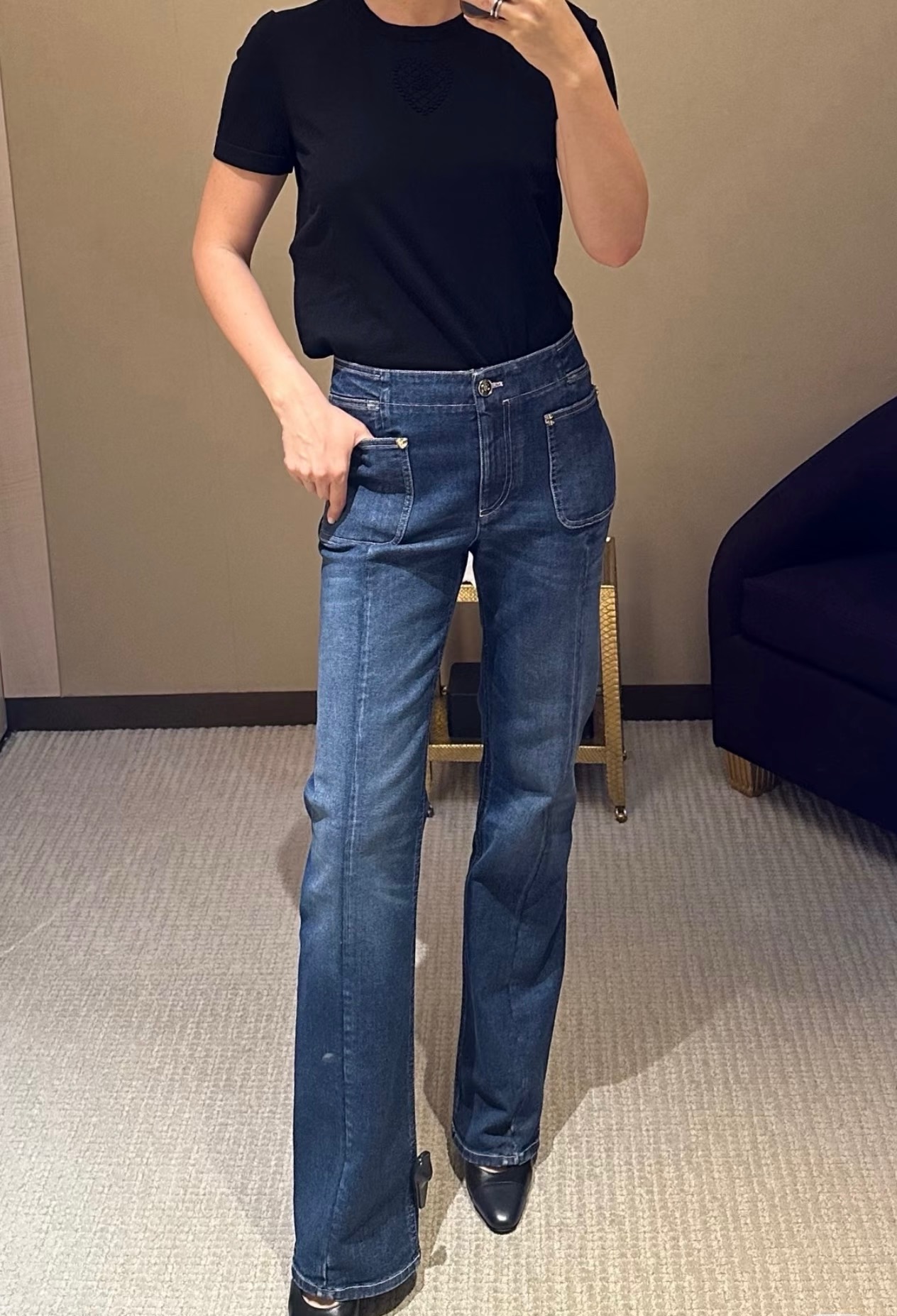 NO:517217,Chan*l 25B high-end handicraft workshop series new models, double pocket straight jeans | Exclusive yb development!  High-end production!  Classic blue washing tannin fabric, lined with a printed logo on the waist, extremely recognizable, full of retro, straight-leg style, and super slim legs. This deconstructed high-waist jeans seem to be spliced ​​from two pieces. The waistband adopts a unique two-pocket design, and exposed stitching runs through the straight-leg legs!  Retro buttons, personalized pocket shapes, and the details show luxury!  S/M/L, Chanel, jeans, alexander wang19860909Chan*l 25B高级手工坊系列新款 双口袋直筒牛仔裤丨独家yb开发！高版出品！经典蓝色水洗丹宁面料,内衬腰部印花logo,辨识度超高,复古感满满直筒版型,修饰腿型超显瘦,这款解构风高腰牛仔裤仿佛是由两条单品拼接而成,裤腰采用独特的两口袋设计,外露缝线贯穿直筒裤腿！复古的纽扣、个性的口袋造型 细节之处尽显奢华！现货发售S/M/L,,chanel,jeans,alexander wang,Women's clothing