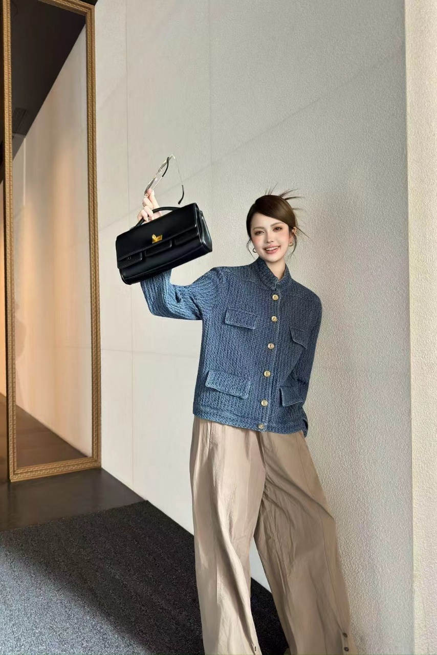 NO:517218,Chane* 25B high-end handicraft workshop series new style denim tweed stand collar jacket丨Exclusive high-end production!  Denim tweed fabric creates a unique texture, blues texture comes with a retro filter, which is crisp and delicate; the stand-up collar design is neat and atmospheric, paired with metallic buttons and multi-pocket layout, cleverly blending the casual work style with the exquisiteness of high-end brands. Whether it is a simple black shirt with a capable commuting style inside or a layered retro feeling on the outside, it can create a high-end texture and unique design, the finishing touch of early autumn style! S/M/L on sale in stock, chanel, skirts, jackets & coats, alexander wang19860909Chane* 25B高级手工坊系列新款 牛仔粗花呢立领外套丨独家高版出品！牛仔粗花呢面料打造独特肌理,蓝调质感自带复古滤镜,挺括中又藏着细腻；立领设计利落大气,搭配金属质感的纽扣与多口袋布局,将工装风的随性与高奢品牌的精致巧妙融合,无论是内搭简约黑衫走干练通勤风,还是外搭于连衣裙之上营造层次复古感,它都能以高级质感与独特设计,早秋造型的 点睛王牌!现货发售S/M/L,,chanel,skirts,jackets & coats,alexander wang,Women's clothing